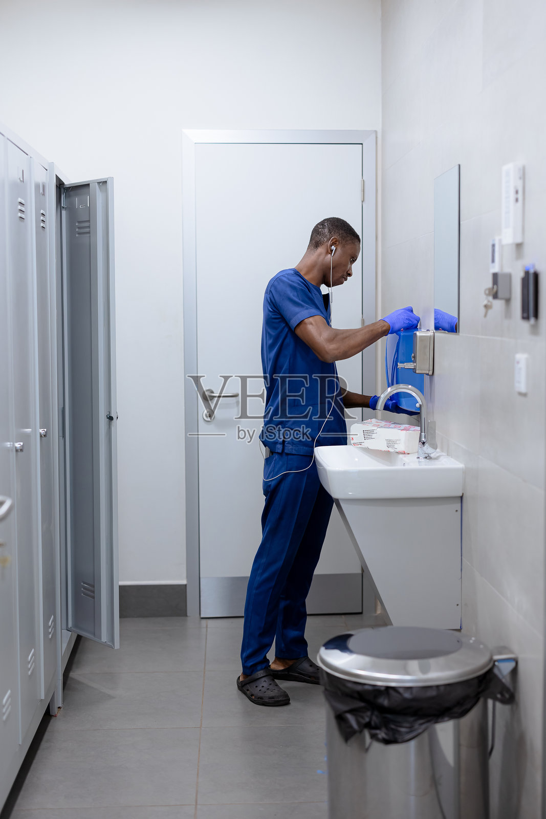 黑人男子在清洁医院房间照片摄影图片