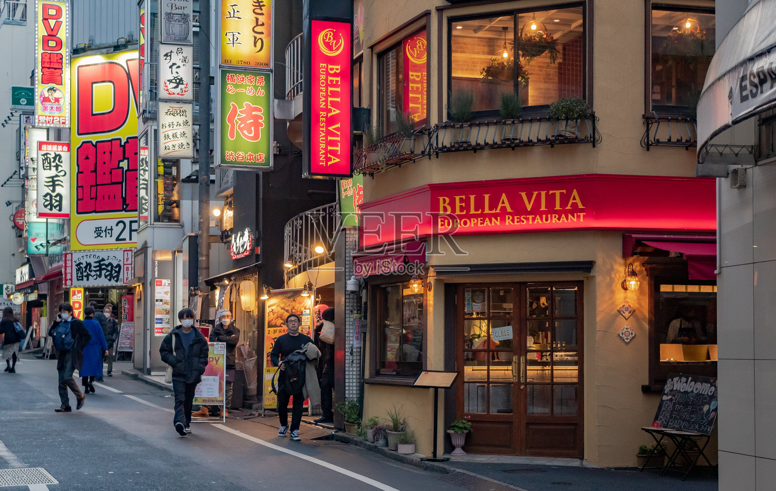 东京新宿区五光十色的霓虹灯小巷照片摄影图片