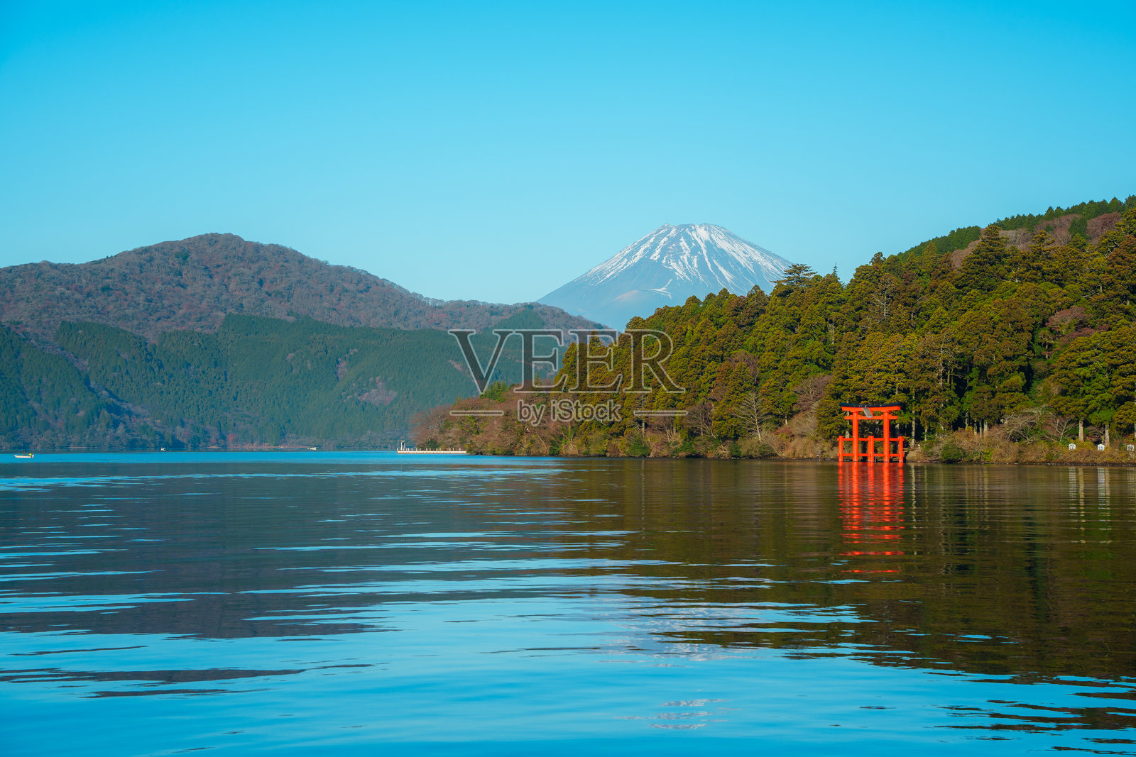 富士山在芦之湖上的景色与鸟居照片摄影图片