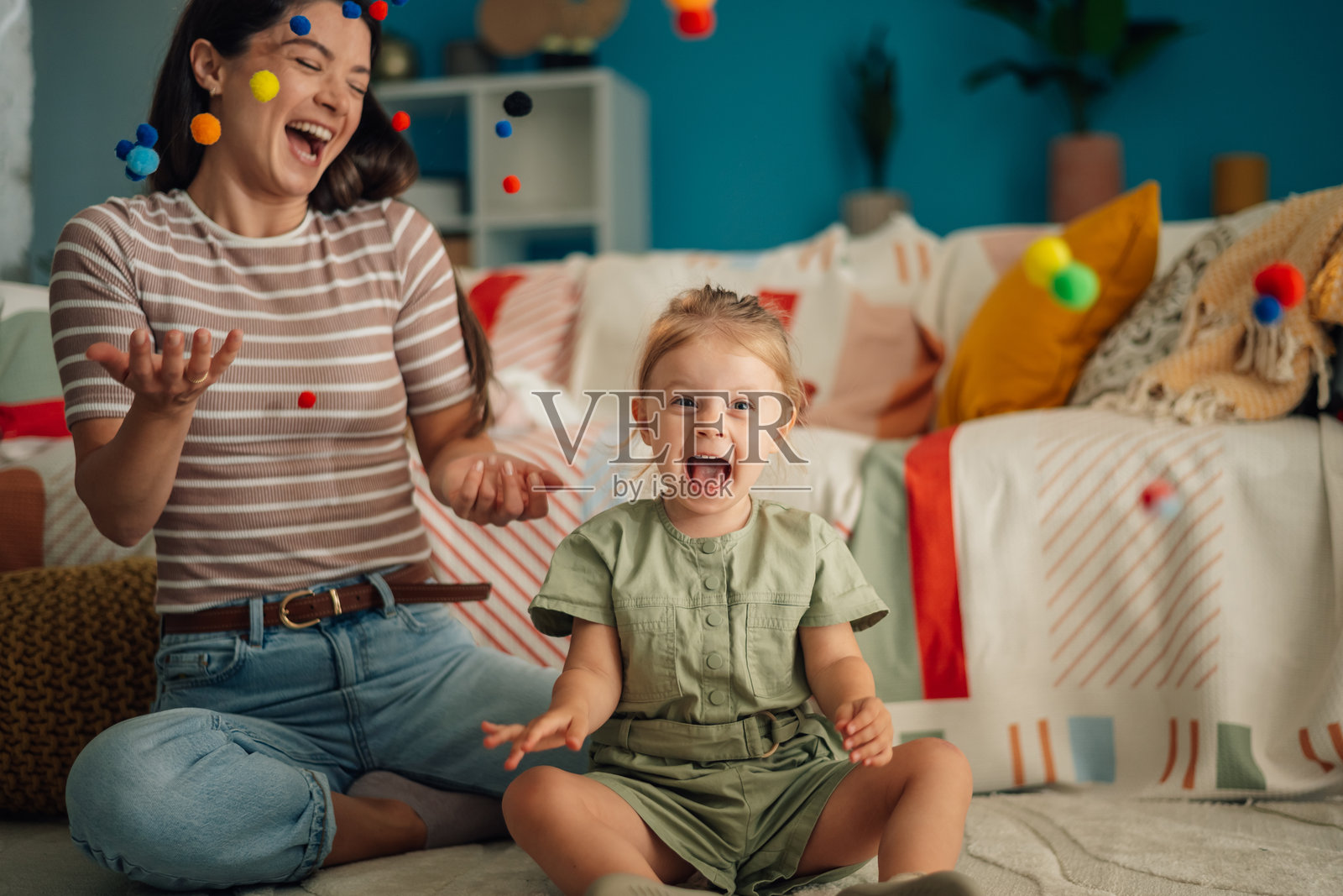 母女在家玩毛球，享受快乐时光照片摄影图片