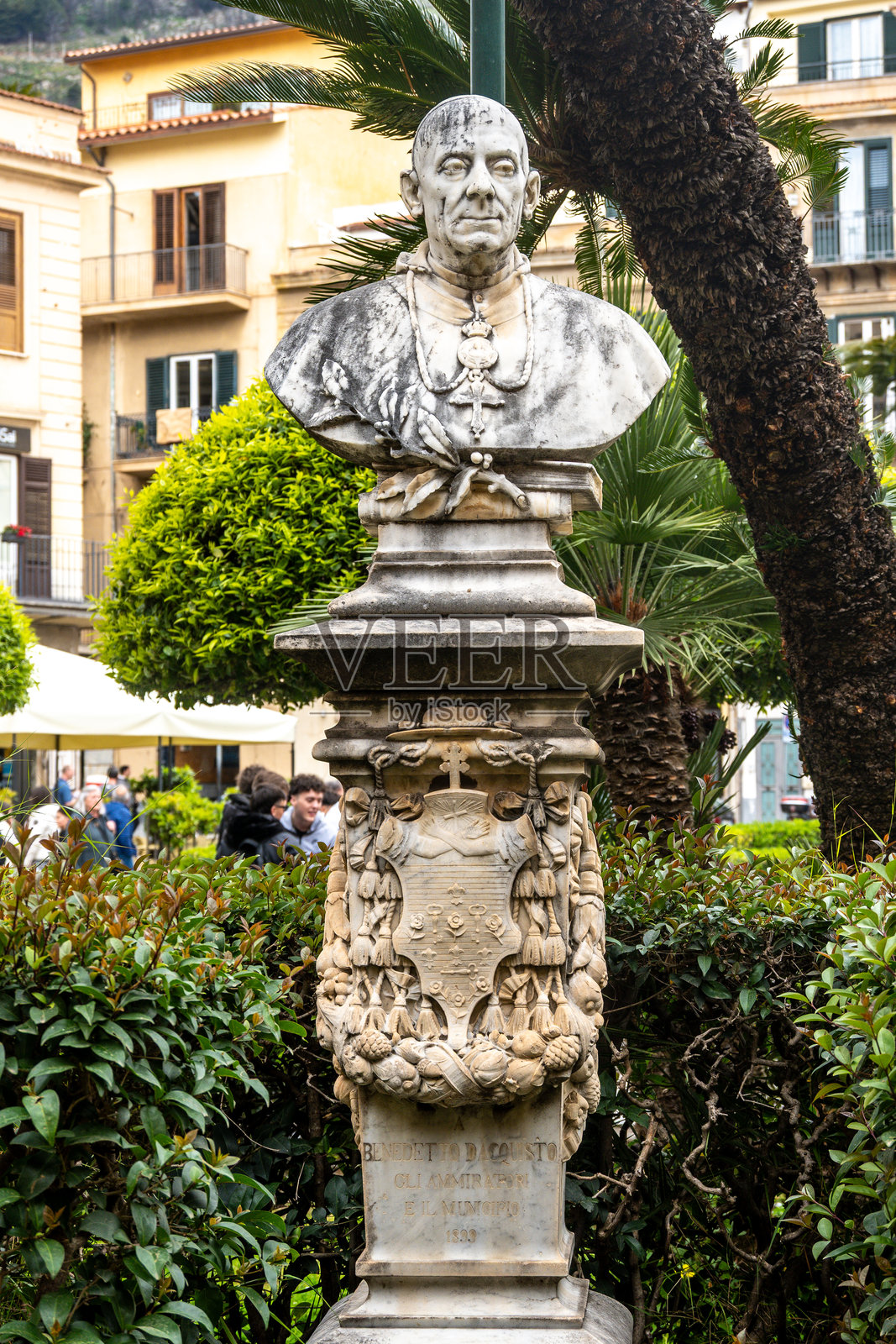 蒙雷阿莱广场上的带铭文的大理石纪念碑照片摄影图片