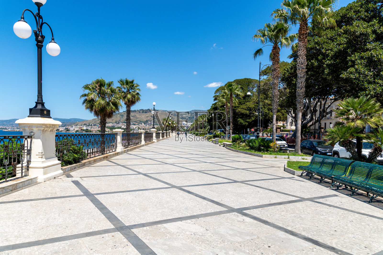 海滨长廊，棕榈树和长椅照片摄影图片