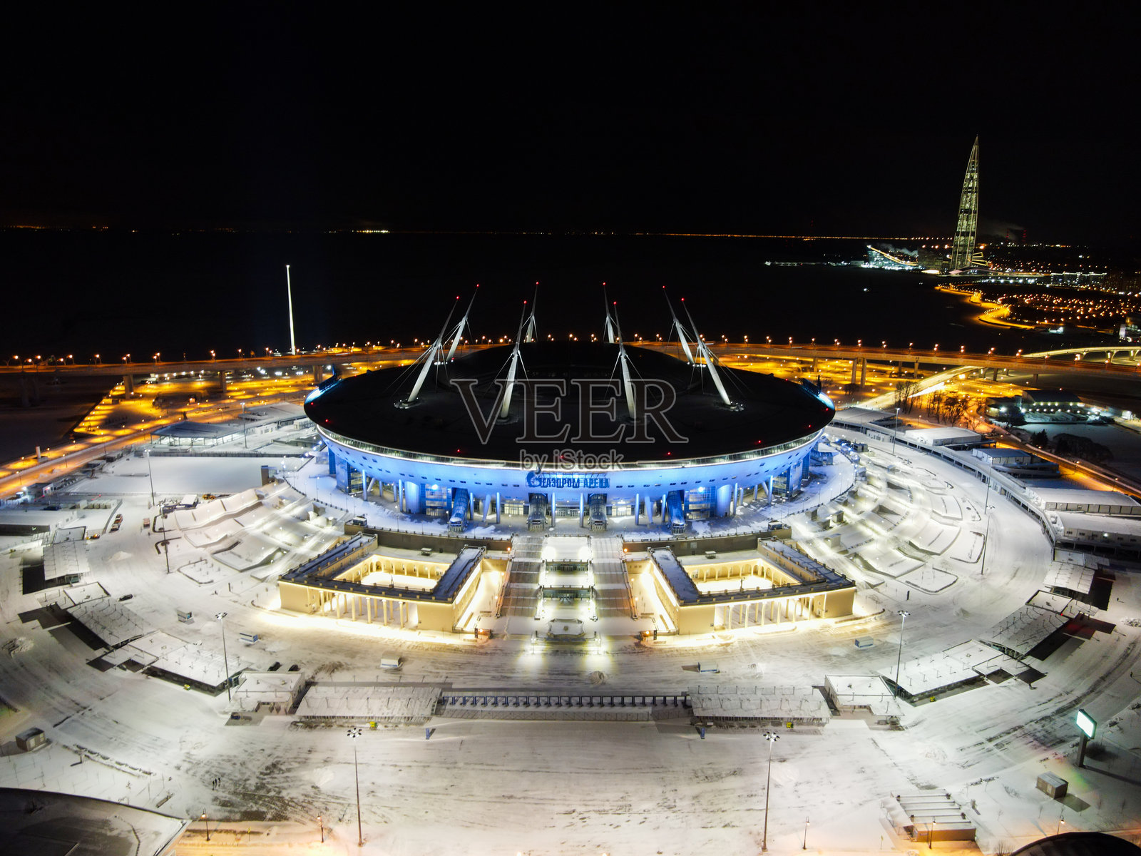 圣彼得堡夜晚的照明加斯普罗姆竞技场照片摄影图片