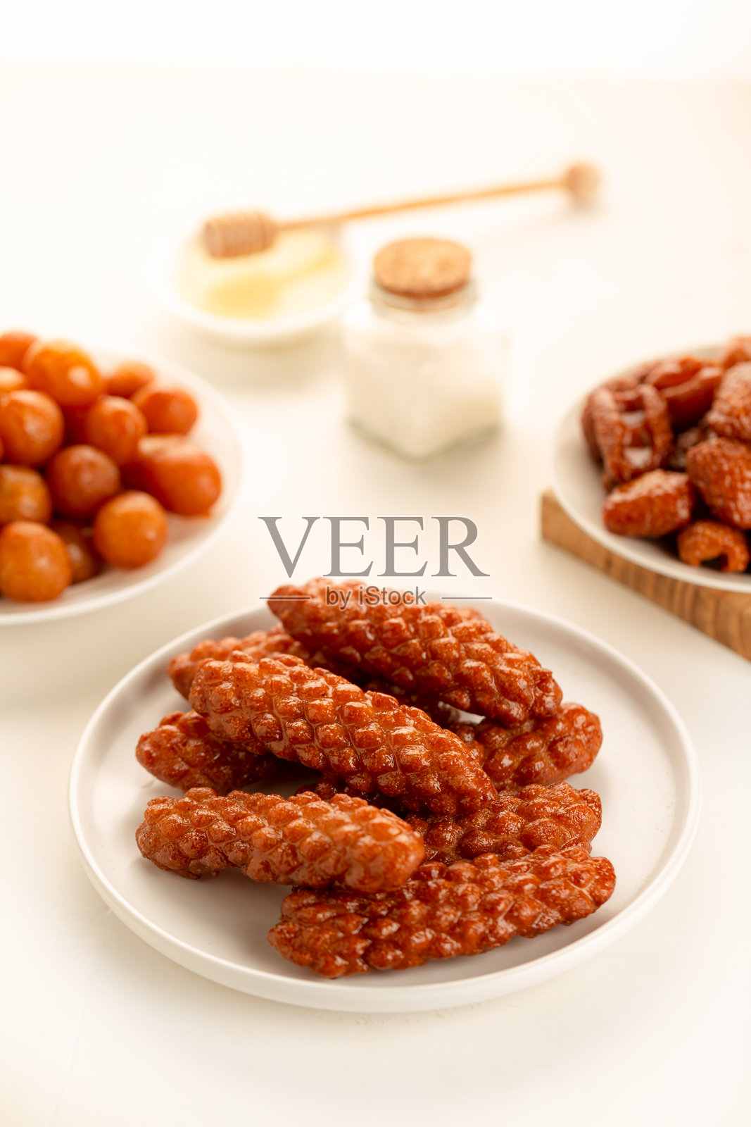 哈拉布手指，叙利亚阿拉伯甜点，白色背景。照片摄影图片