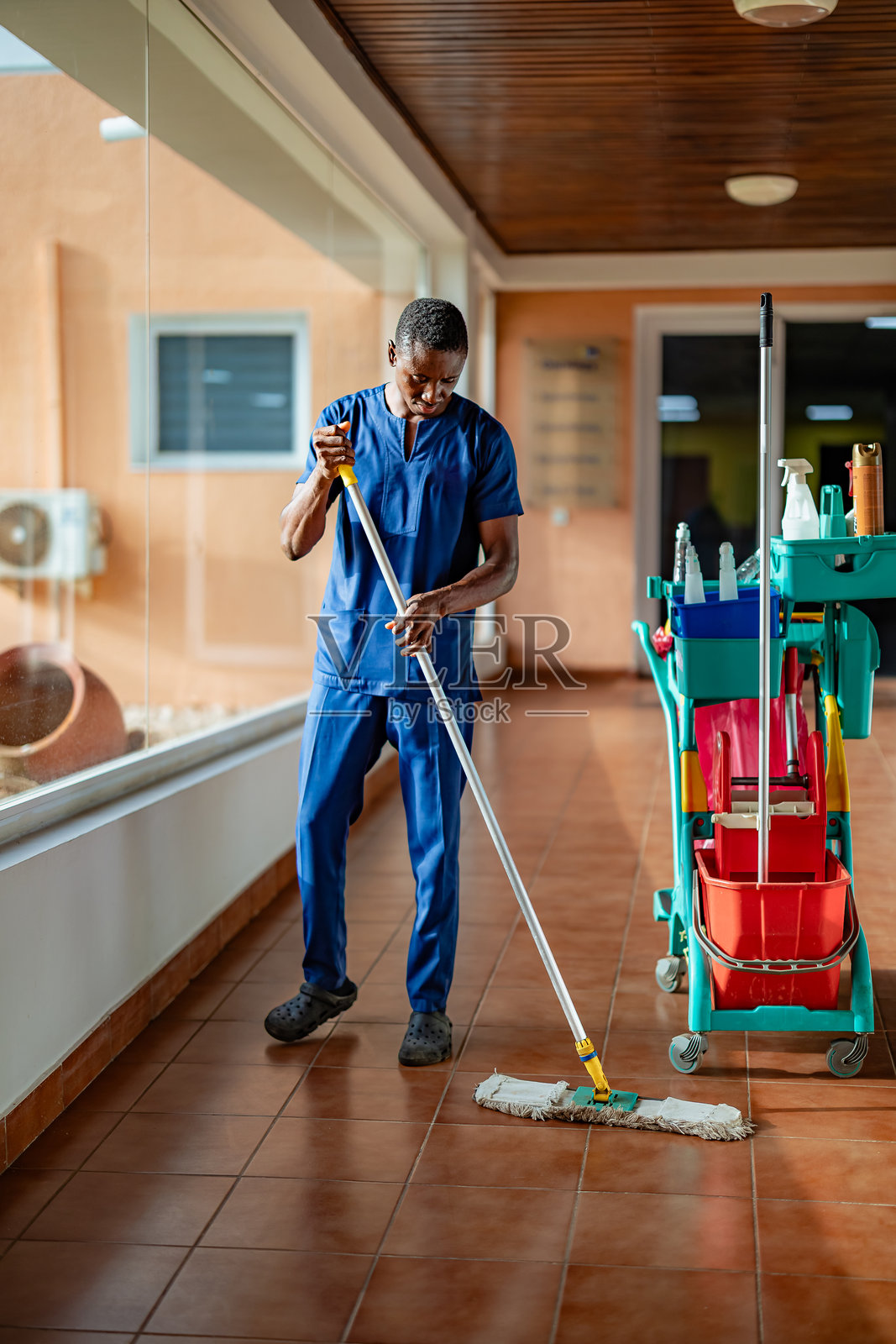 男性清洁工在清洁地板照片摄影图片