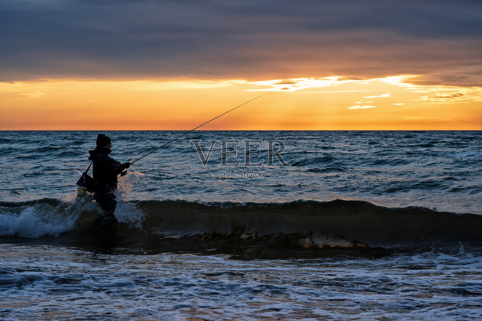 海岸钓鱼者照片摄影图片