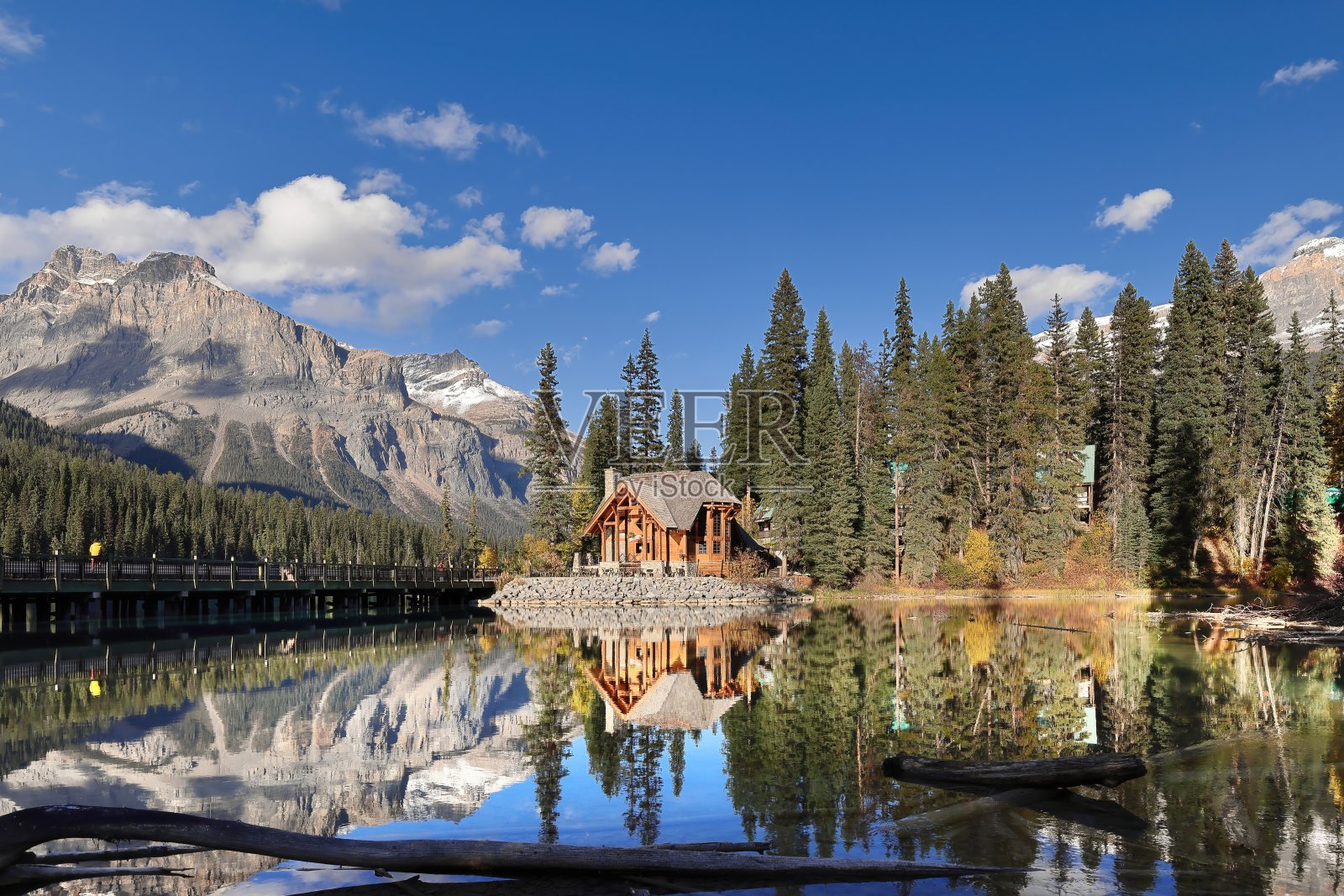 在翡翠湖的翡翠小屋半岛桥头,蓝天与山峰(从左到右)总统山、迈克尔山和瓦普塔山在后方。优鹤国家公园,卑诗省,加拿大-351照片摄影图片
