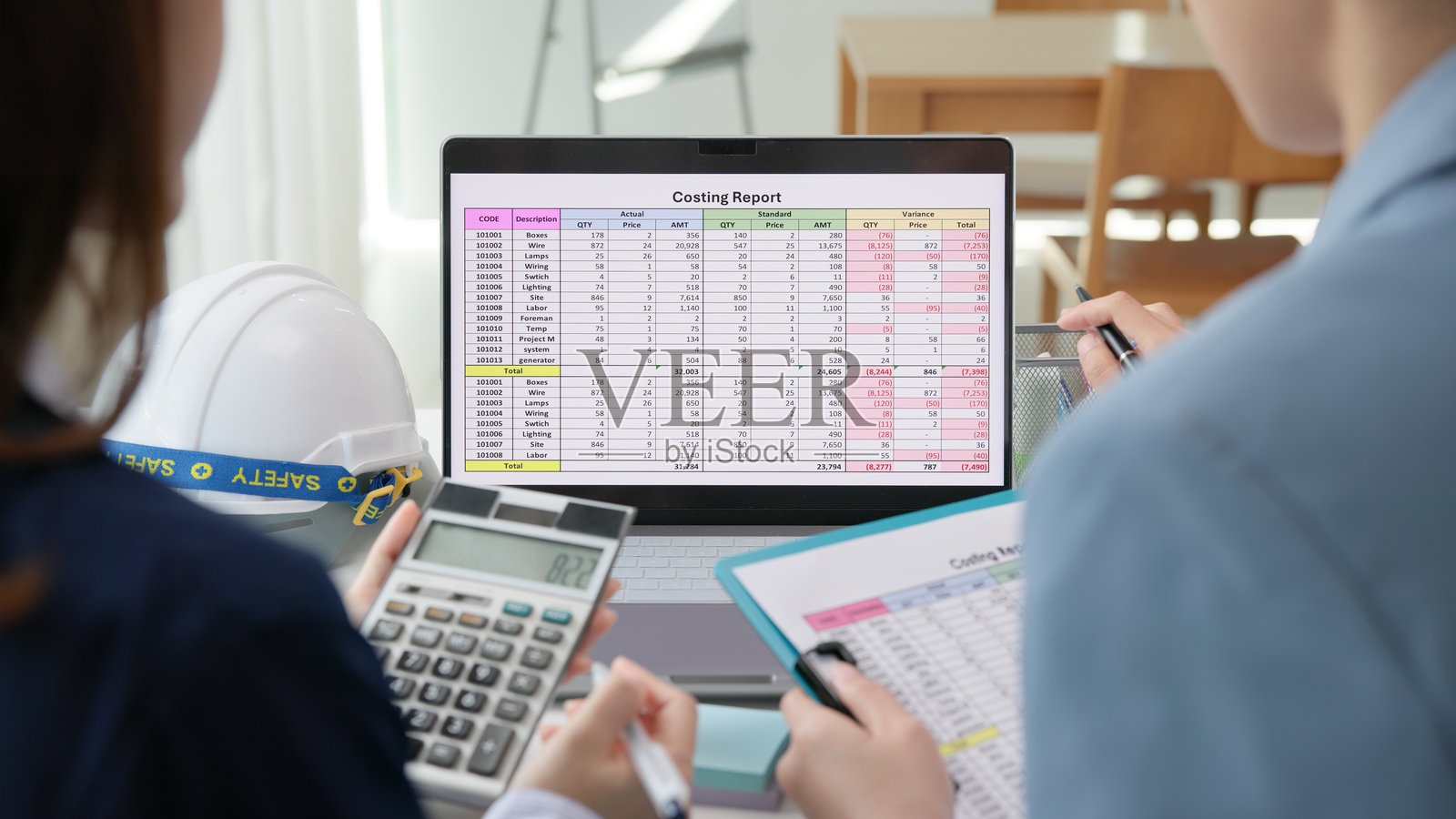 专家女性亚洲人讨论审查数据、成本管理会计，准备每月实际成本差异报告和审计办公室的所得税。ESG预算控制ERP流程服务项目。照片摄影图片