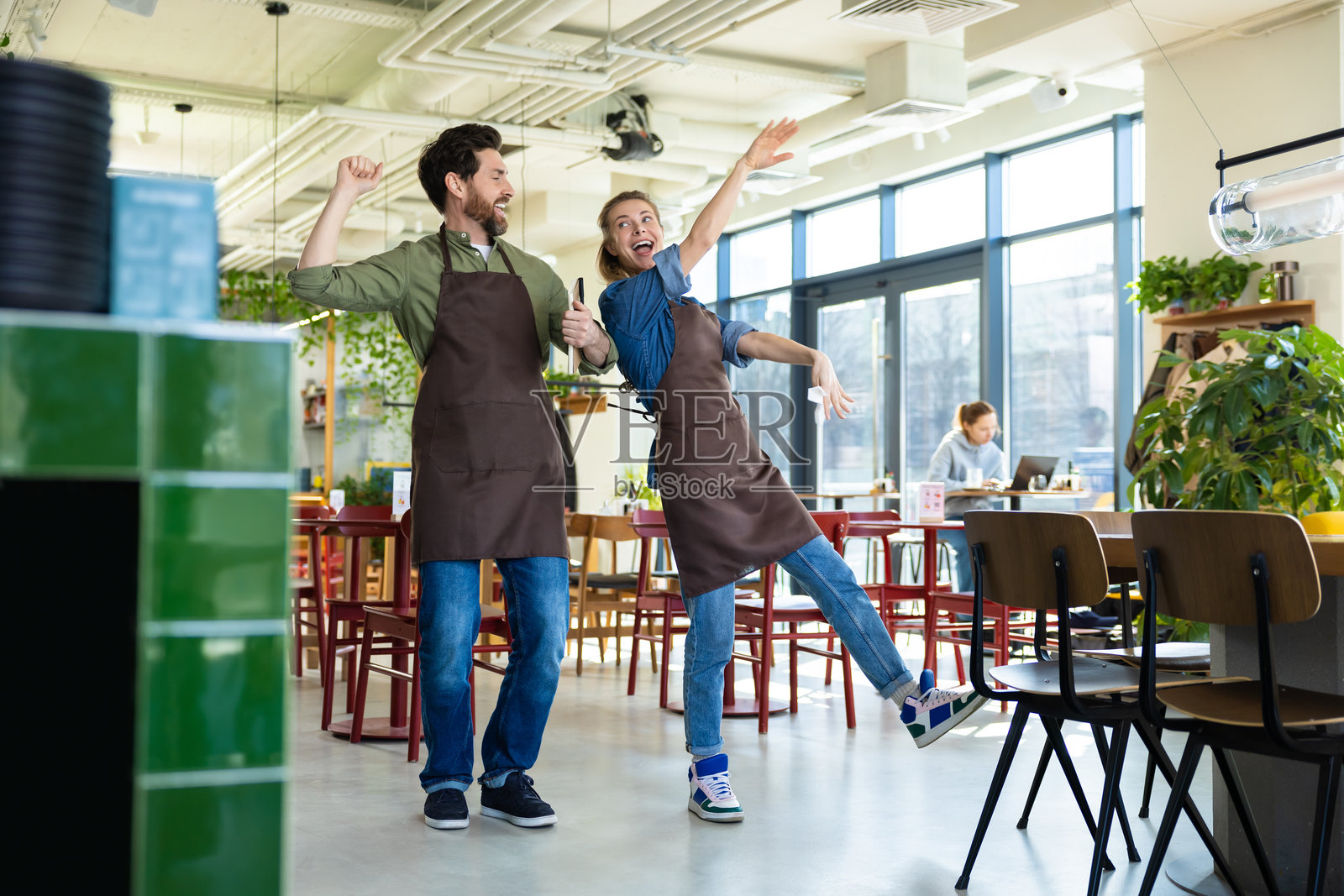 男士和女士服务员在餐厅庆祝照片摄影图片