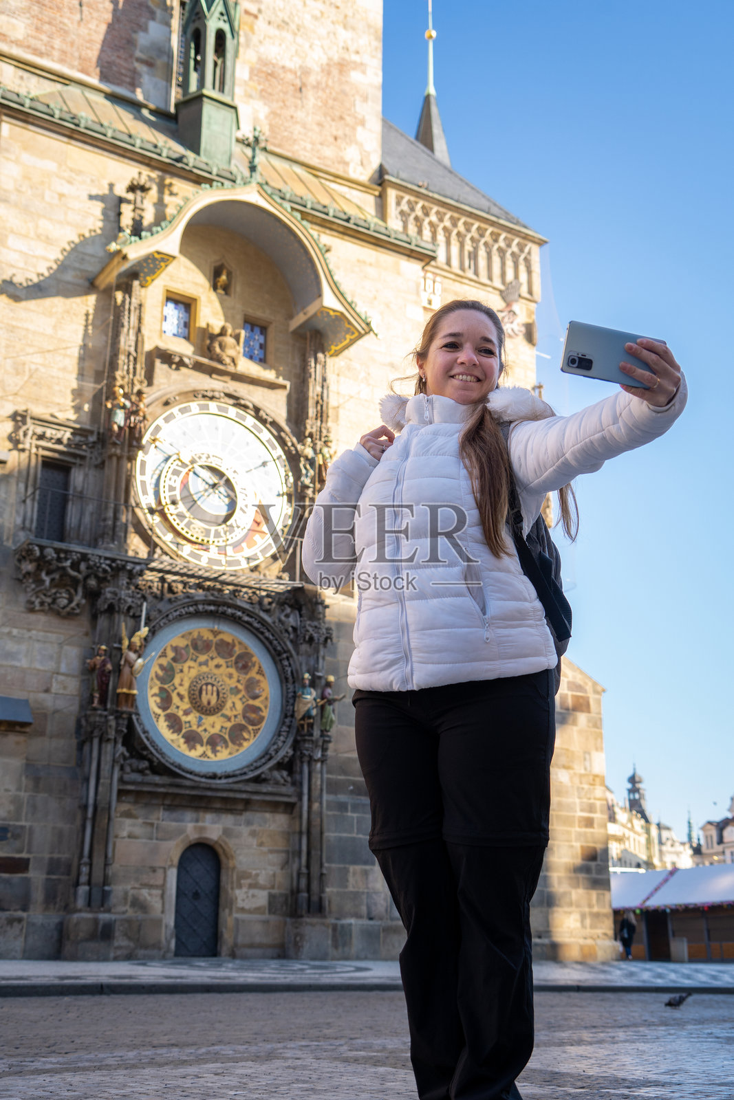 游客在布拉格天文钟前自拍。照片摄影图片