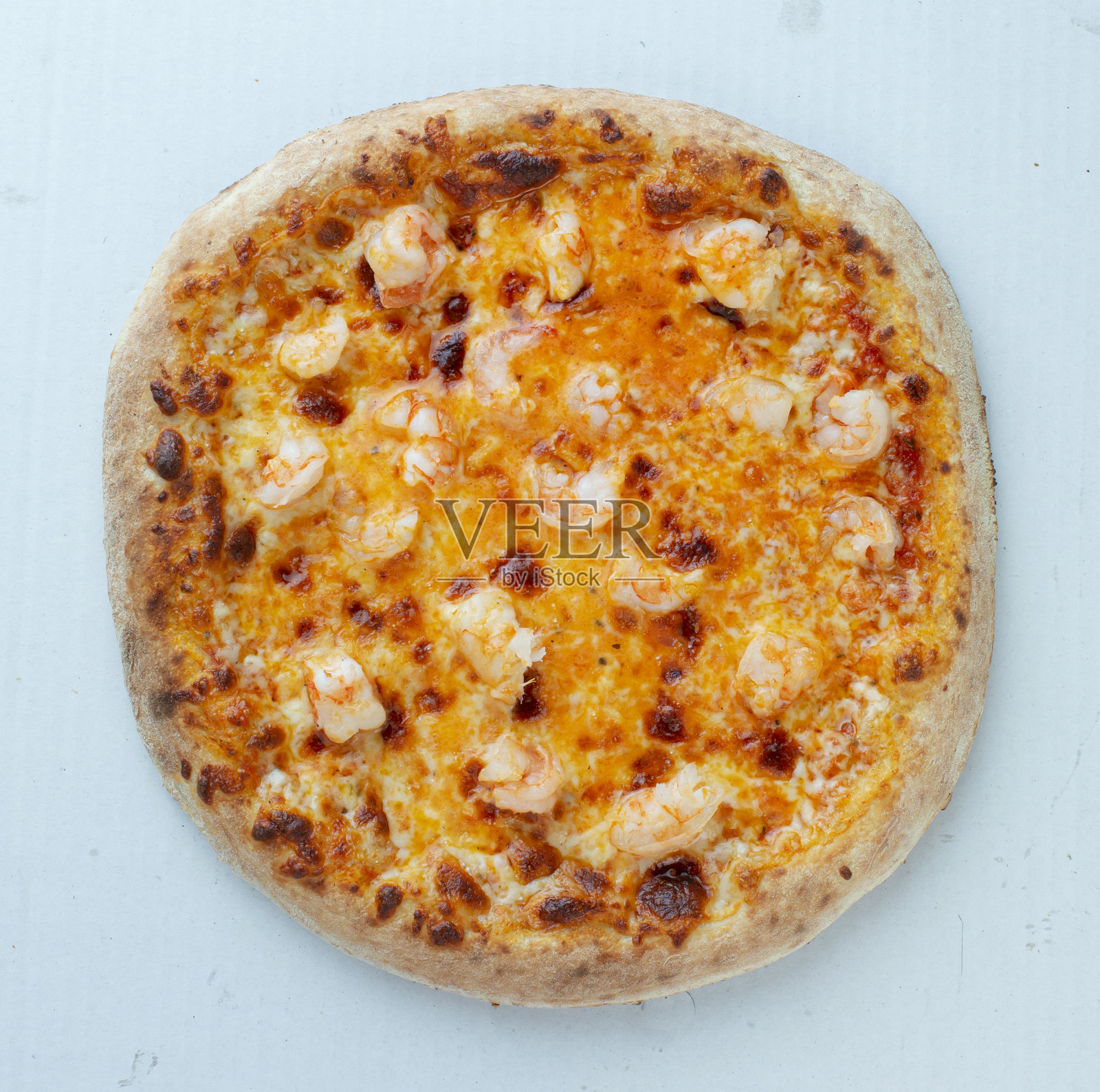 白色背景上的虾仁披萨，配有马苏里拉奶酪和番茄酱，从顶部视角拍摄。照片摄影图片