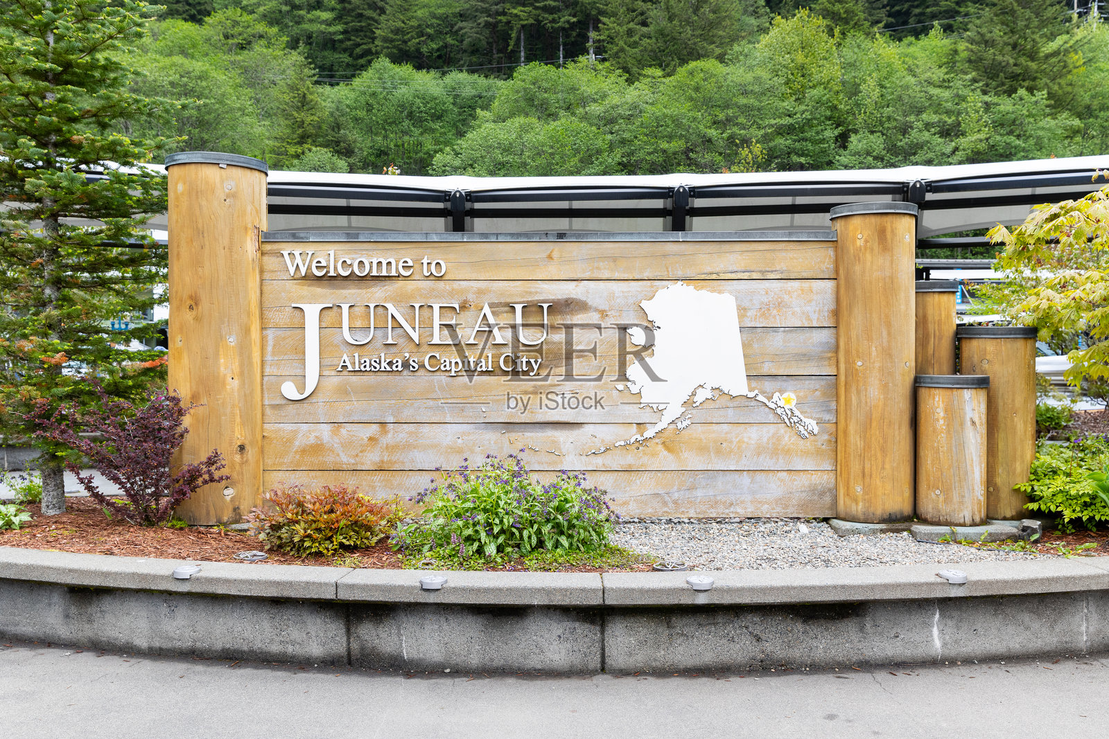 欢迎来到阿拉斯加朱诺市中心的朱诺。照片摄影图片