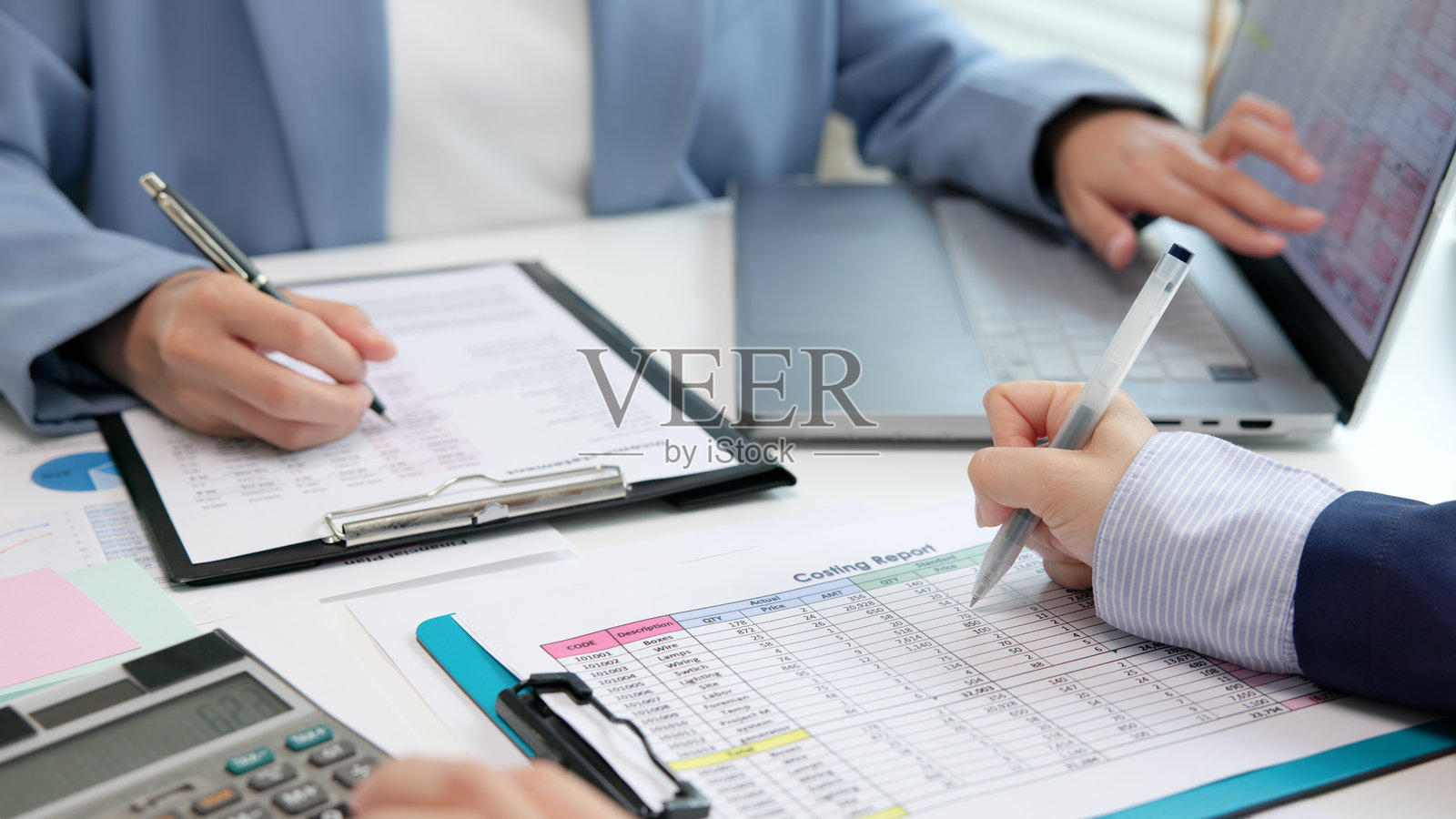 专业女性亚洲人在审计办公室审核数据、数字、成本管理账户，准备每月实际成本差异报告和所得税。ESG预算控制ERP流程服务项目。照片摄影图片