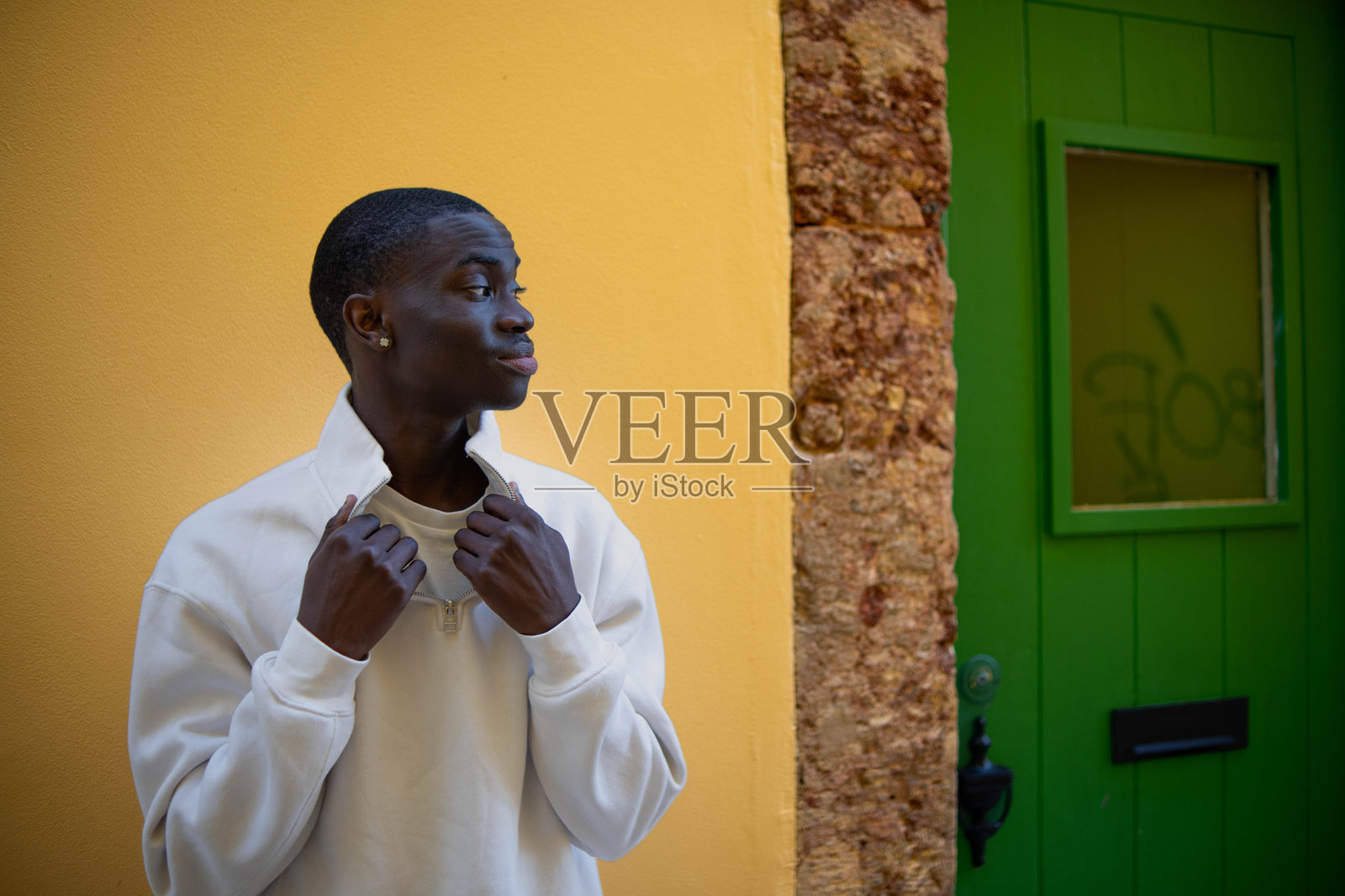 在葡萄牙塞图巴尔的年轻黑人男士摄影拍摄照片摄影图片