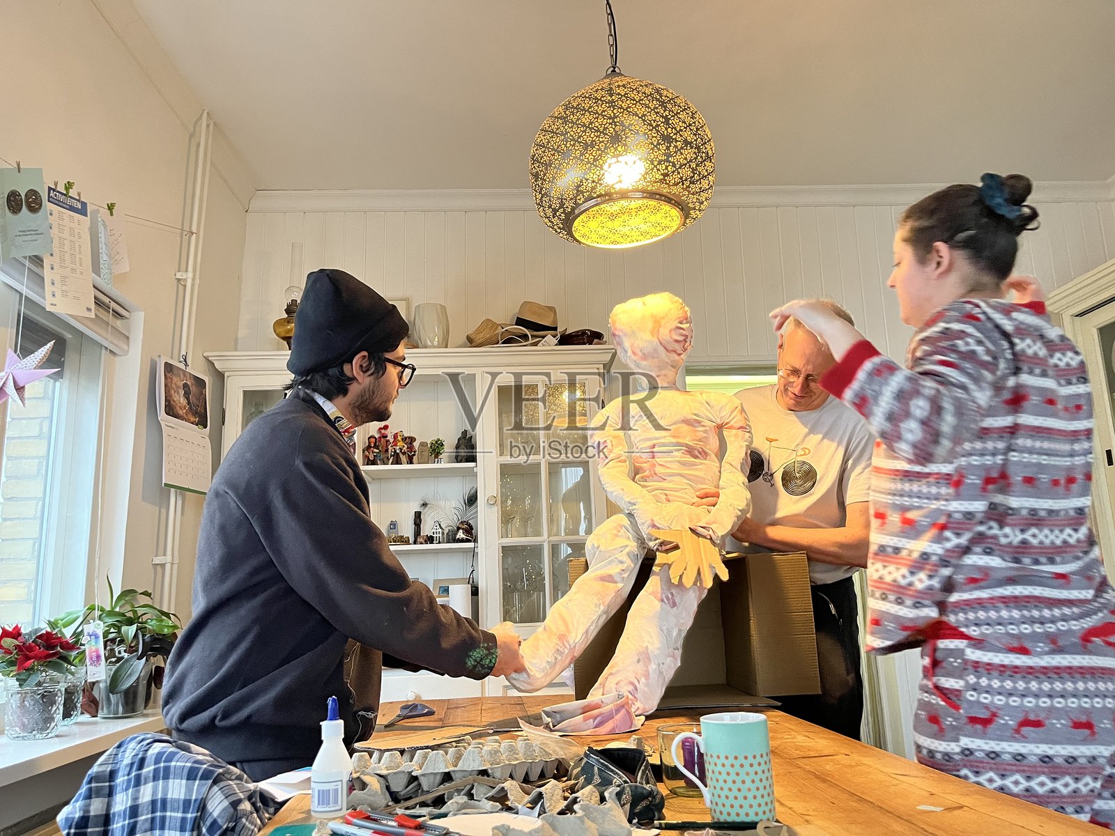 拉丁美洲的圣诞和新年传统在欧洲 - 家庭在荷兰制作“旧年”人偶以庆祝新年前夜照片摄影图片