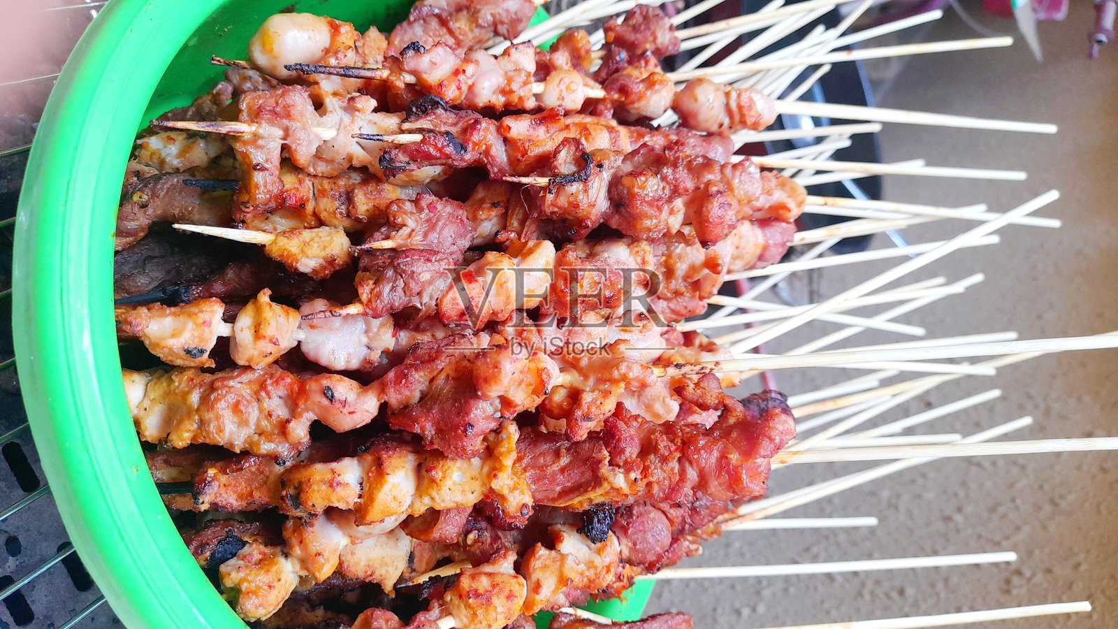 在古尔邦节当天，一串烤羊肉沙爹的特写。照片摄影图片