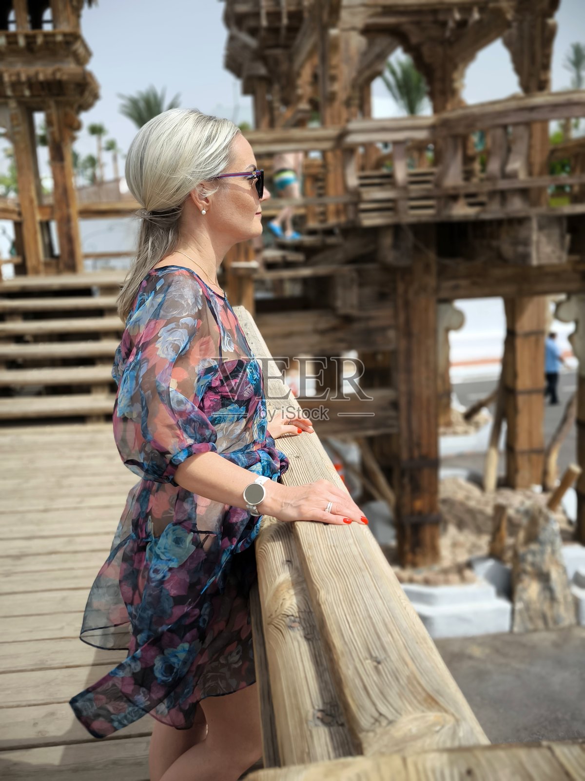 木桥上的女人：沉思的时刻照片摄影图片