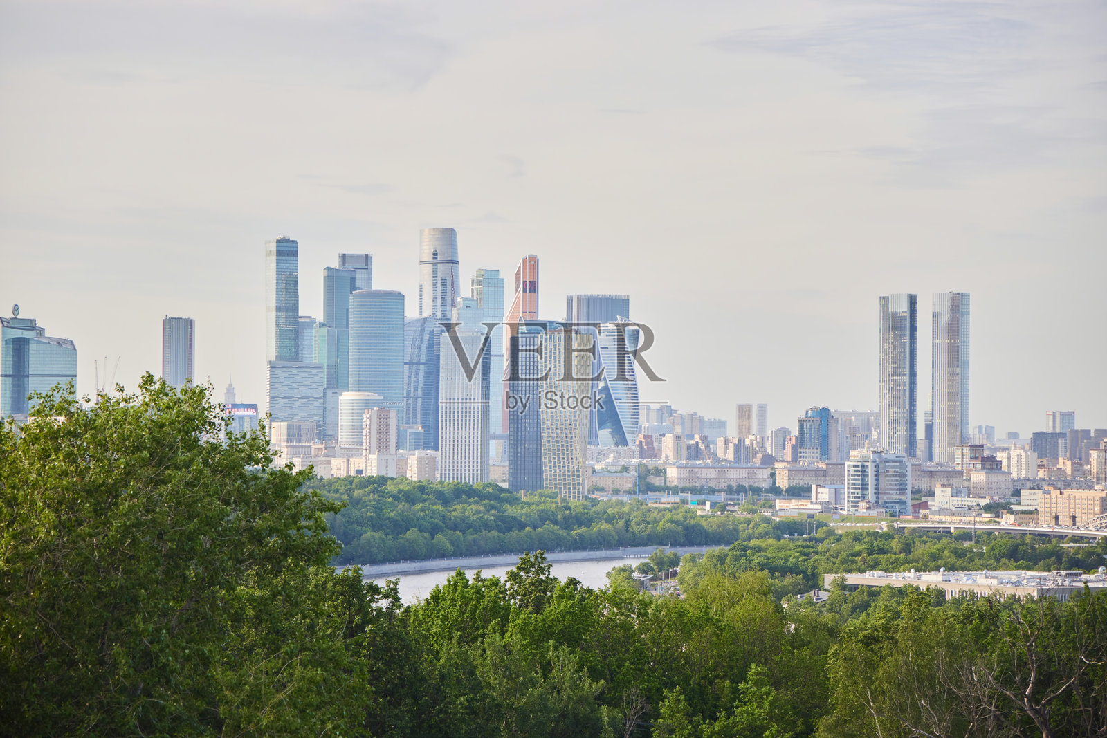 莫斯科，俄罗斯。- 2025年5月29日：从麻雀山俯瞰莫斯科市中心的摩天大楼和建筑。照片摄影图片