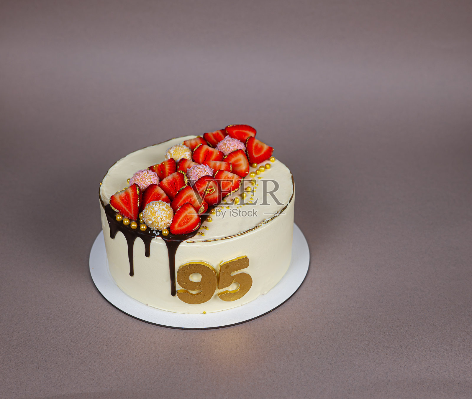 为95岁生日精心制作的手工蛋糕，充满了爱与技艺。每一个细节都经过深思熟虑。照片摄影图片