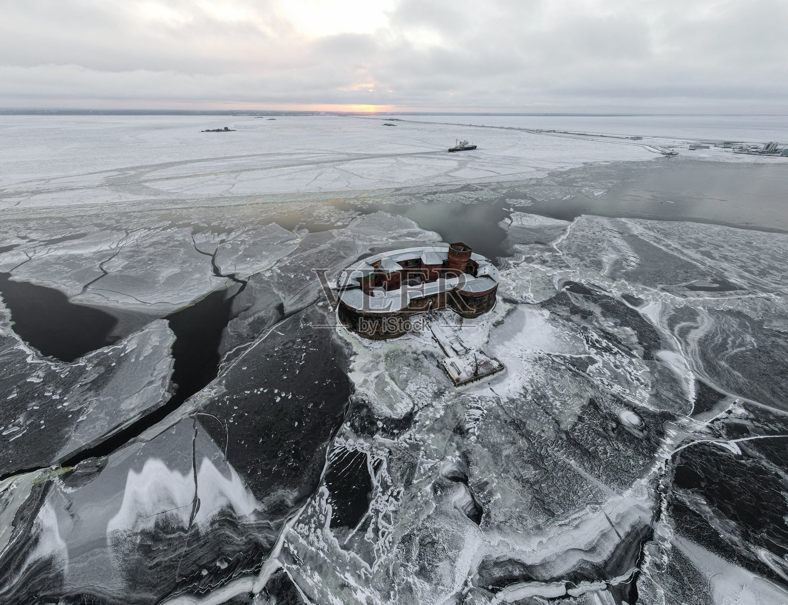 亚历山大堡在广袤冰冷的苍穹中，鸟瞰全景照片摄影图片