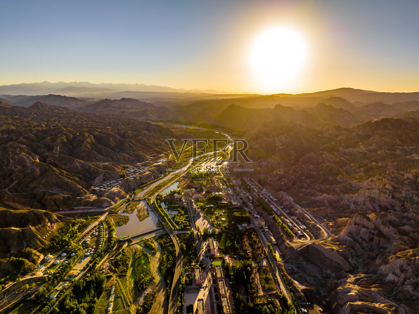 张掖，甘肃，中国，亚洲的多彩丹霞景区航拍。张掖联合国教科文组织全球地质公园。照片摄影图片