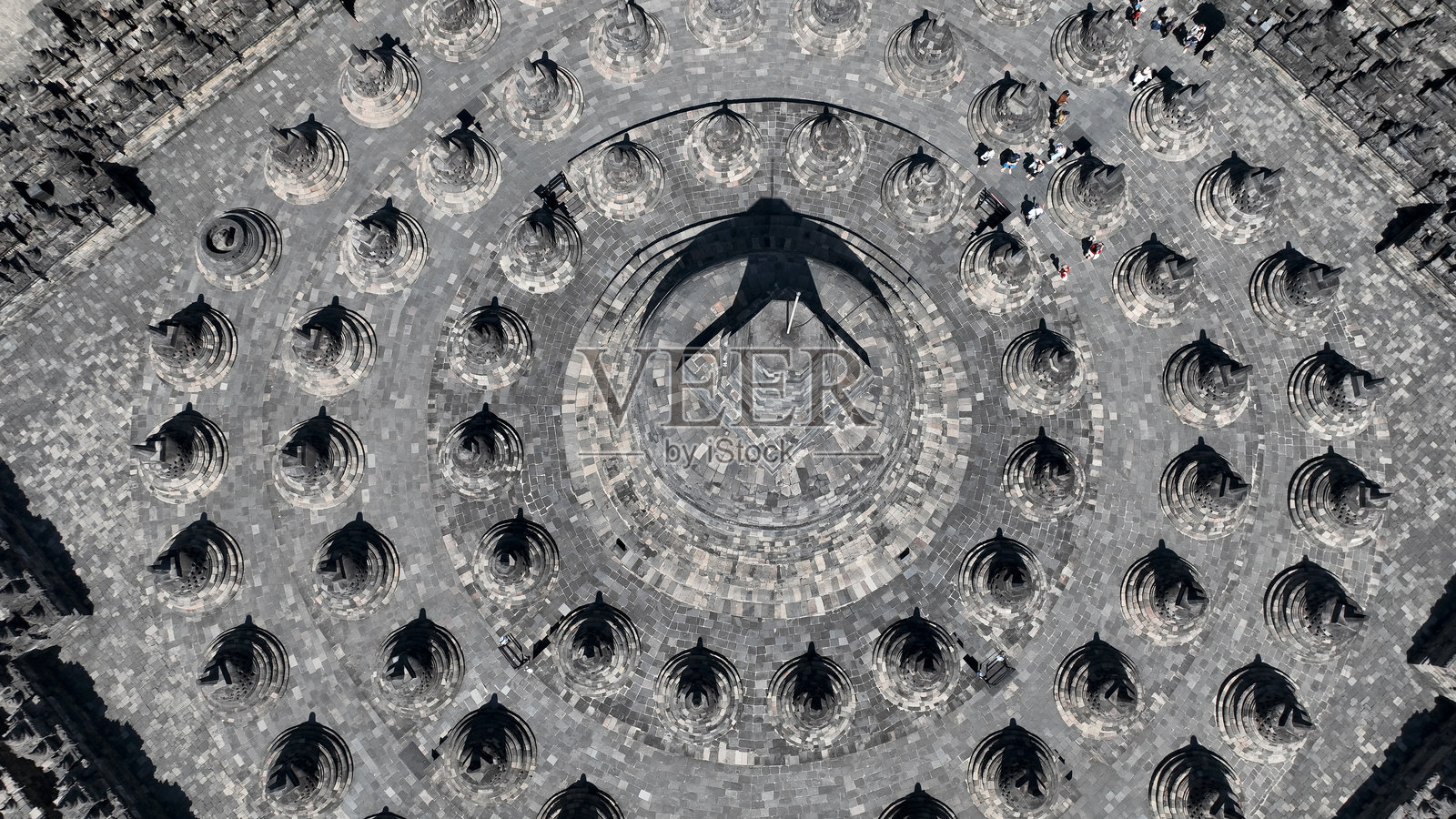 在这张令人惊叹的俯视图中，欣赏博罗布杜尔佛塔的完美对齐，捕捉到这一纪念碑的建筑辉煌和印度尼西亚宁静的氛围。照片摄影图片