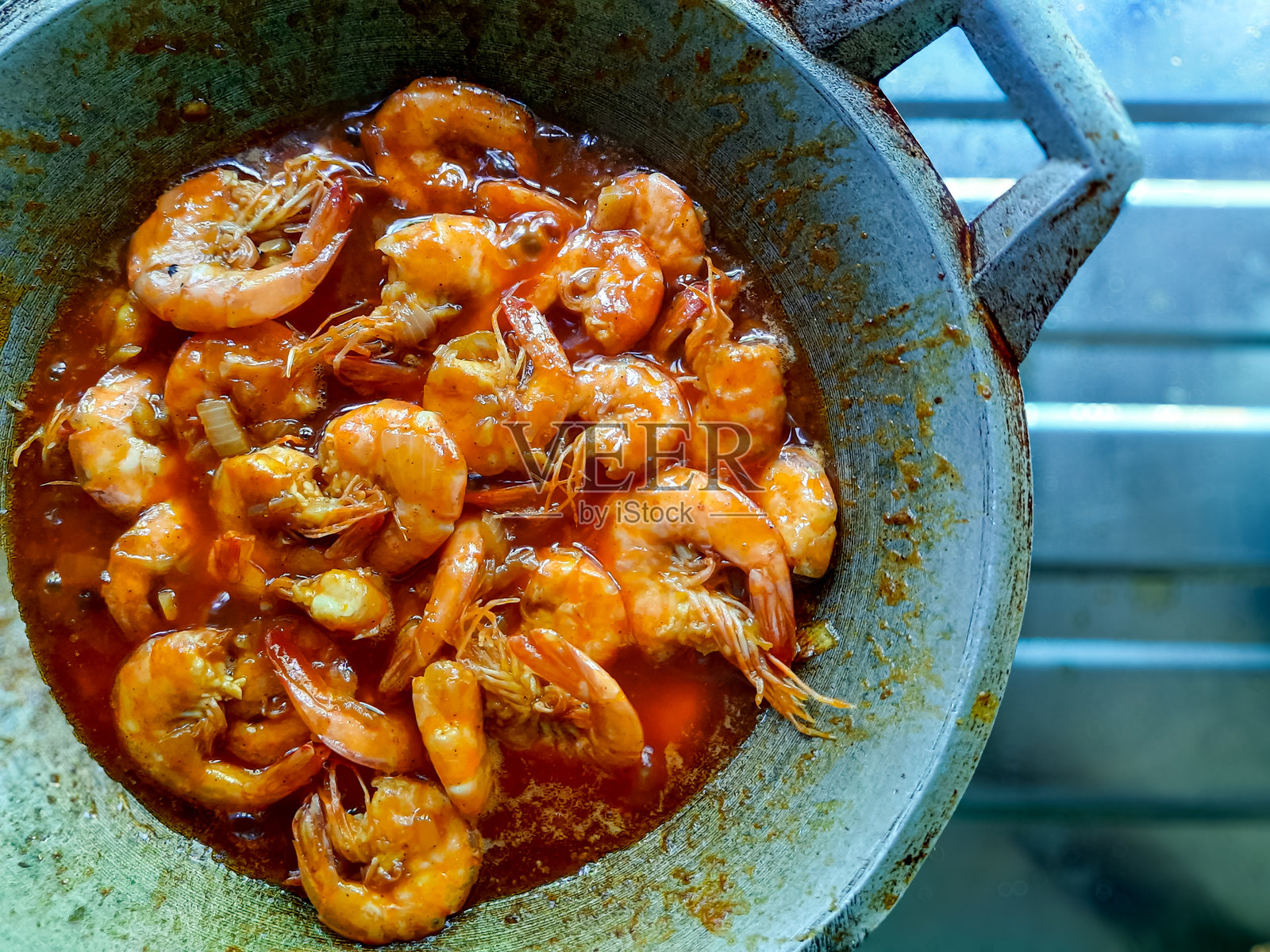 锅中俯视的香辣巴东风味虾菜肴照片摄影图片