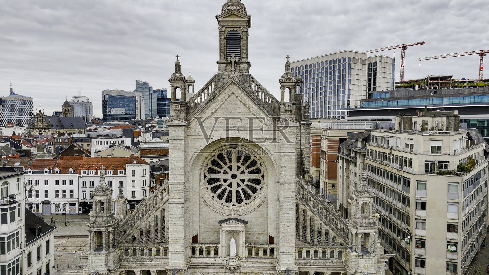 布鲁塞尔圣凯瑟琳教堂的鸟瞰图，背景是现代城市风貌，体现新哥特式建筑与城市对比，比利时的历史地标，旅游推广的旅行与文化概念照片摄影图片