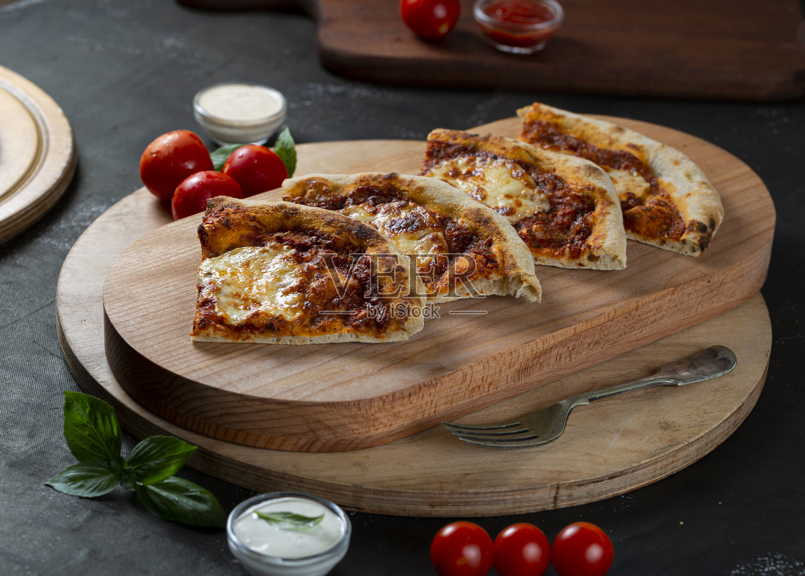 意大利奶酪披萨切片，切片披萨展示照片摄影图片