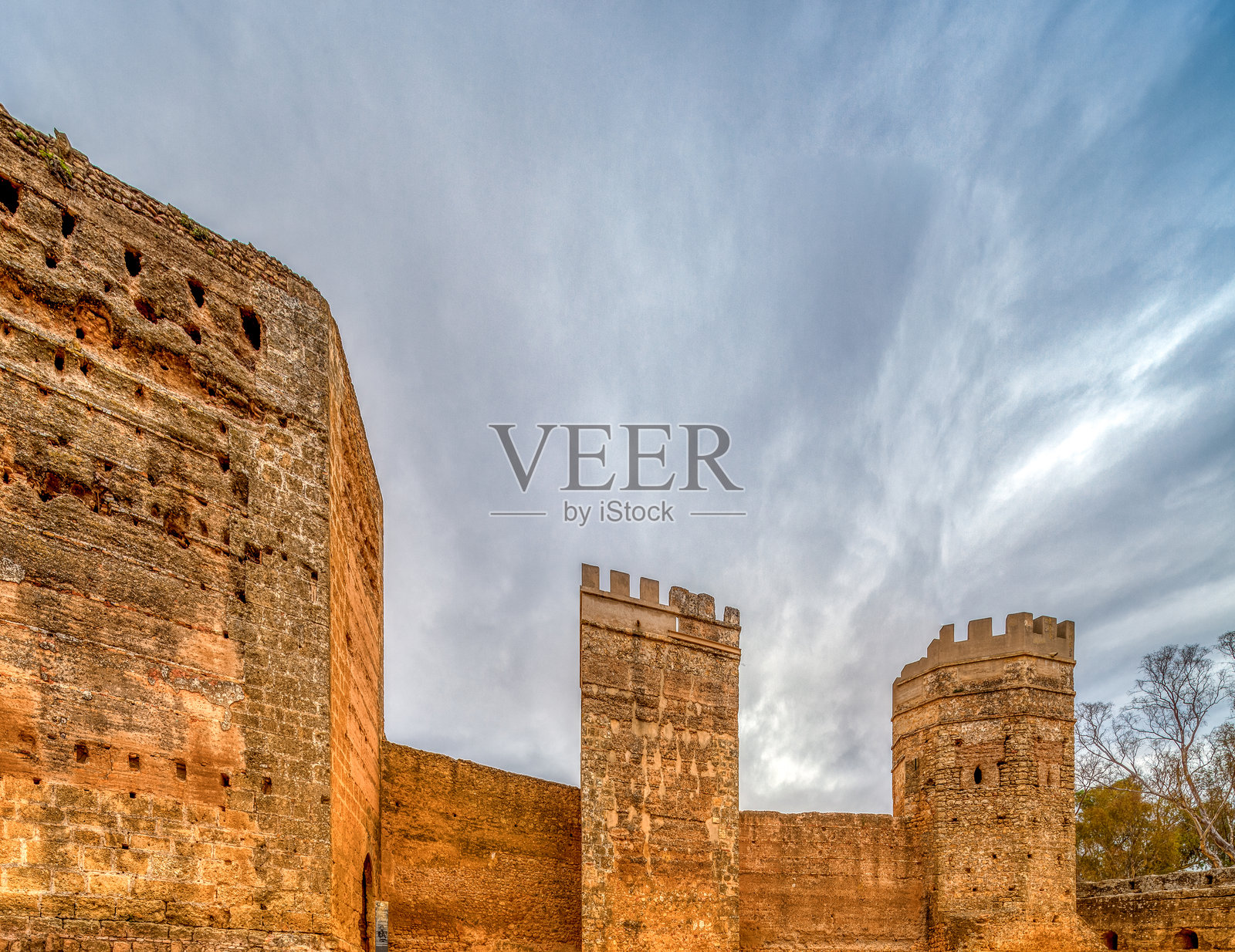 探索阿尔卡拉·德·瓜达伊拉城堡的古老城墙和塔楼照片摄影图片