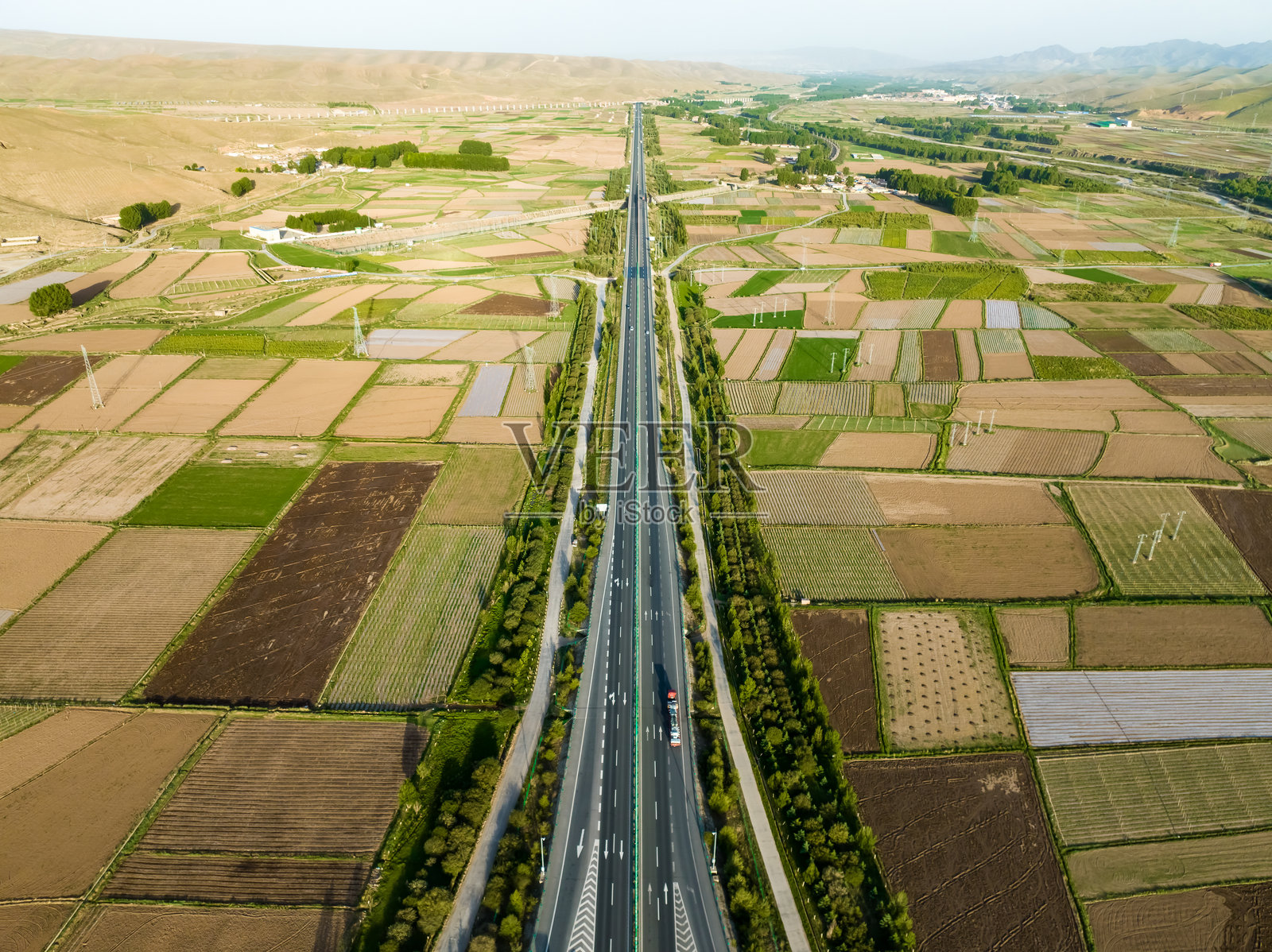 河西走廊的航拍， 中国农业，田野风光，中国，亚洲。中国高速公路。祁连山。照片摄影图片