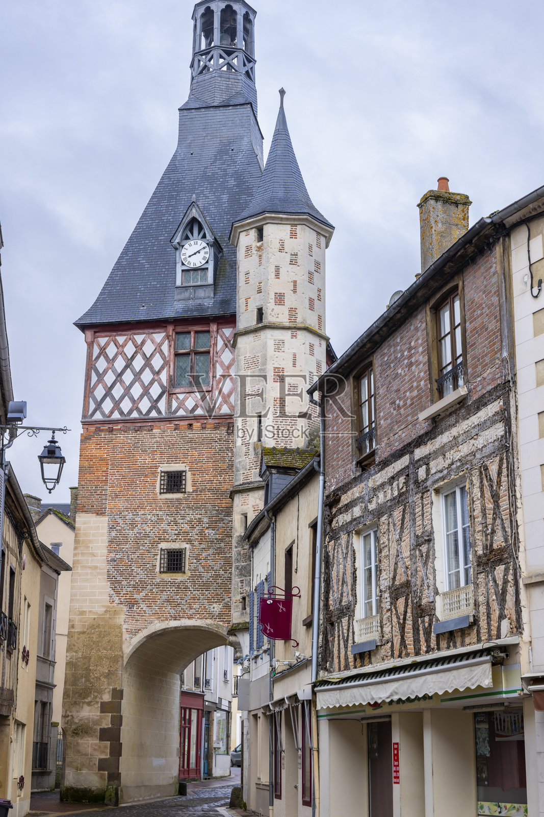 法国勃艮第-弗朗什-孔泰的共和国广场上矗立的圣法尔乔钟楼照片摄影图片