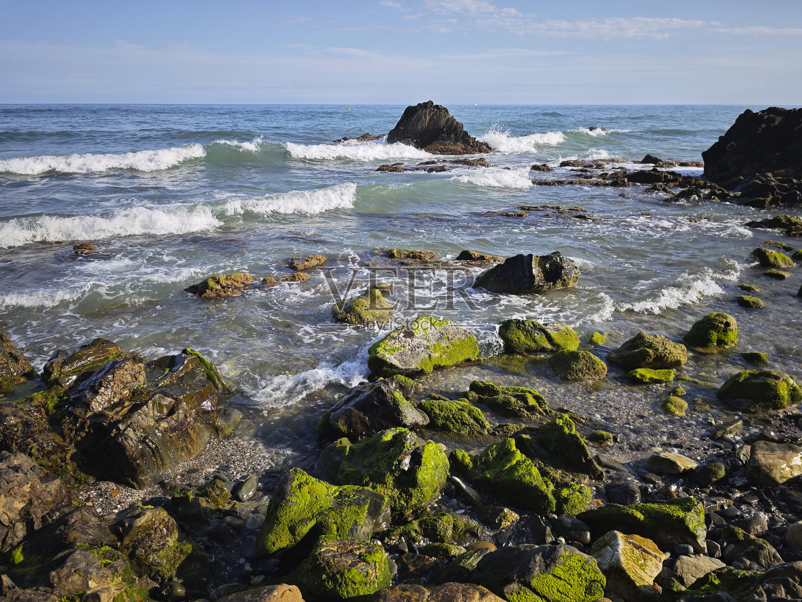 贝纳尔马德纳的岩石海岸照片摄影图片