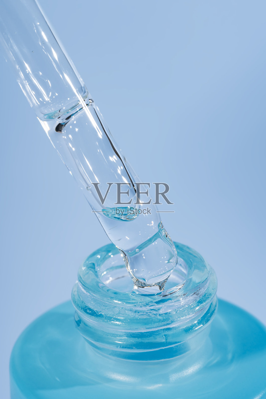 带有24K黄金油滴的移液管。滴管与乳液、精华、血清、乳霜。天然有机化妆品。身体护理概念。照片摄影图片