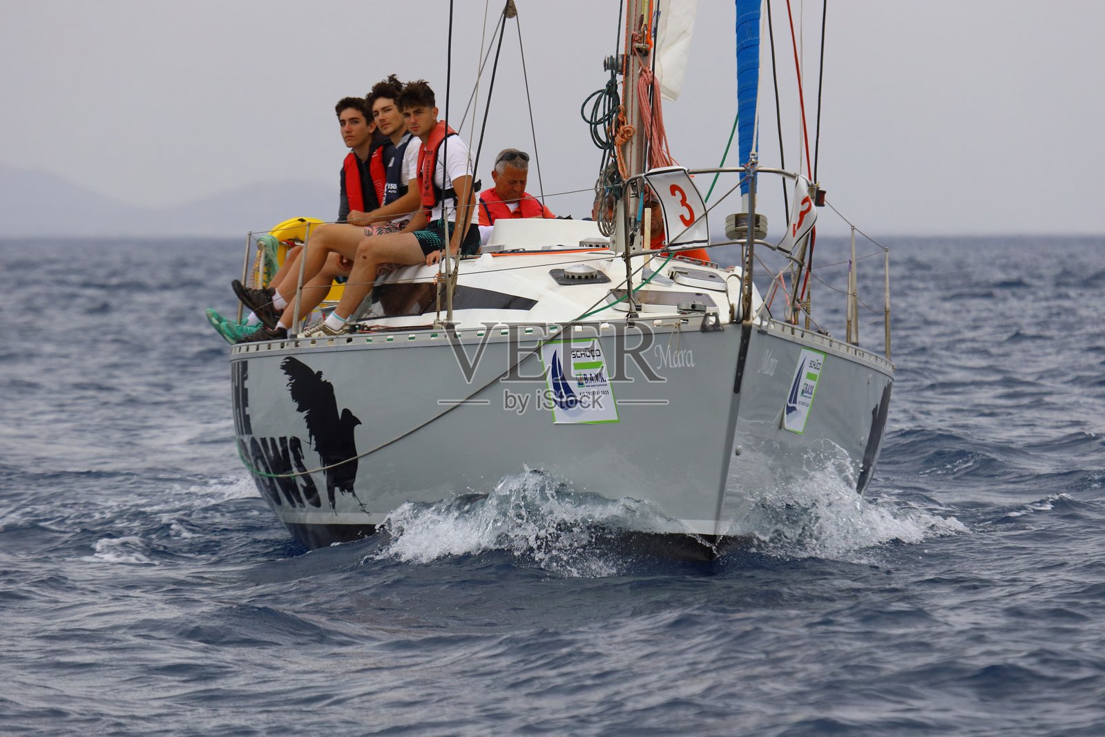 帆船在爱琴海的蓝色海水中迎风航行，靠近著名度假胜地博德鲁姆的海岸。照片摄影图片