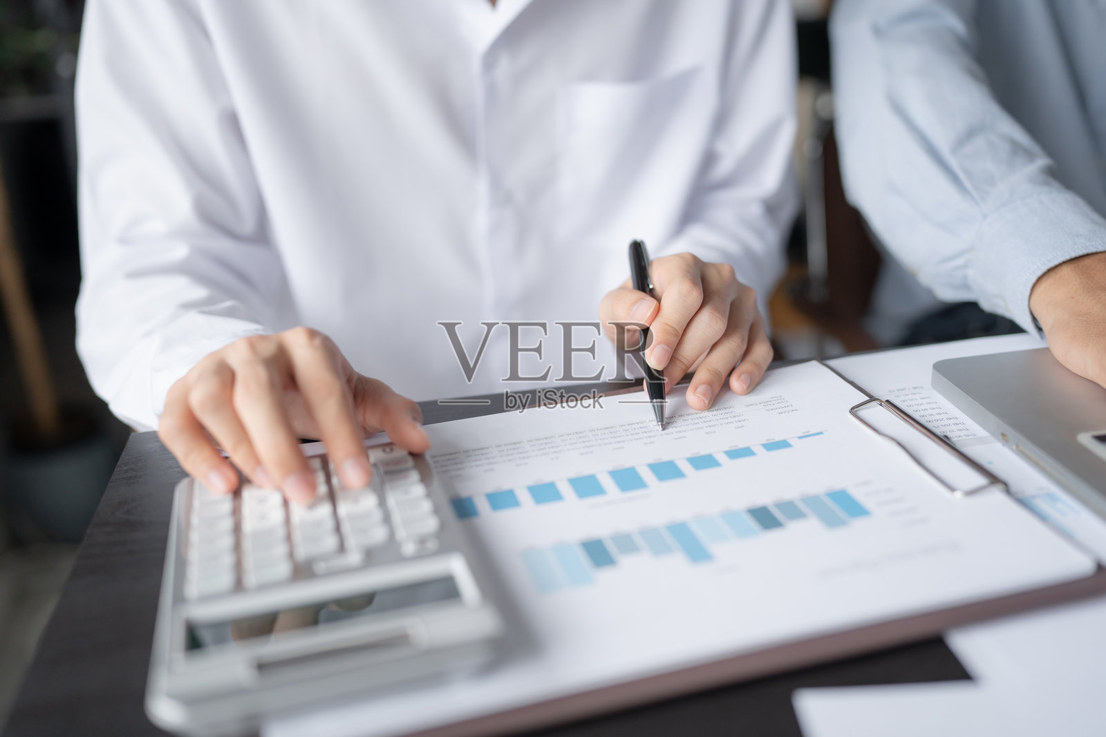 商务人士会议设计理念，专业投资者正在为新创业项目工作。概念。办公室中的商业规划。照片摄影图片