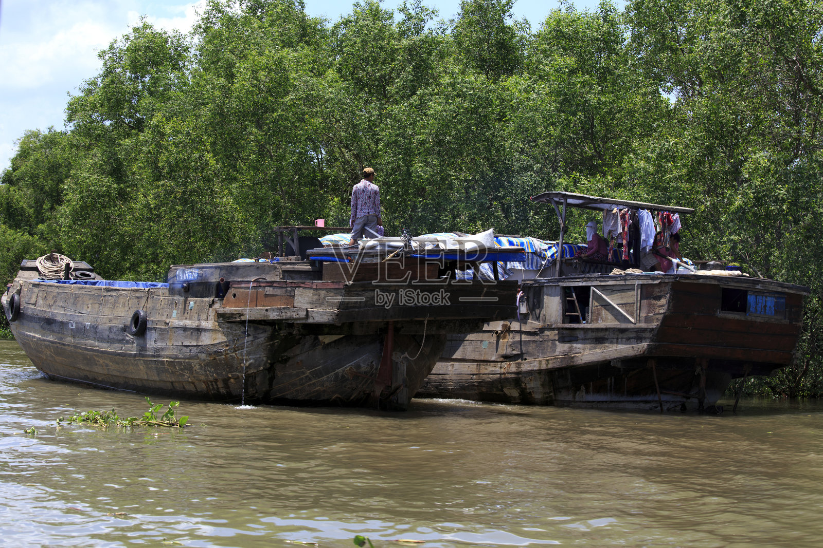 越南漂浮市场上的人们在船上。照片摄影图片
