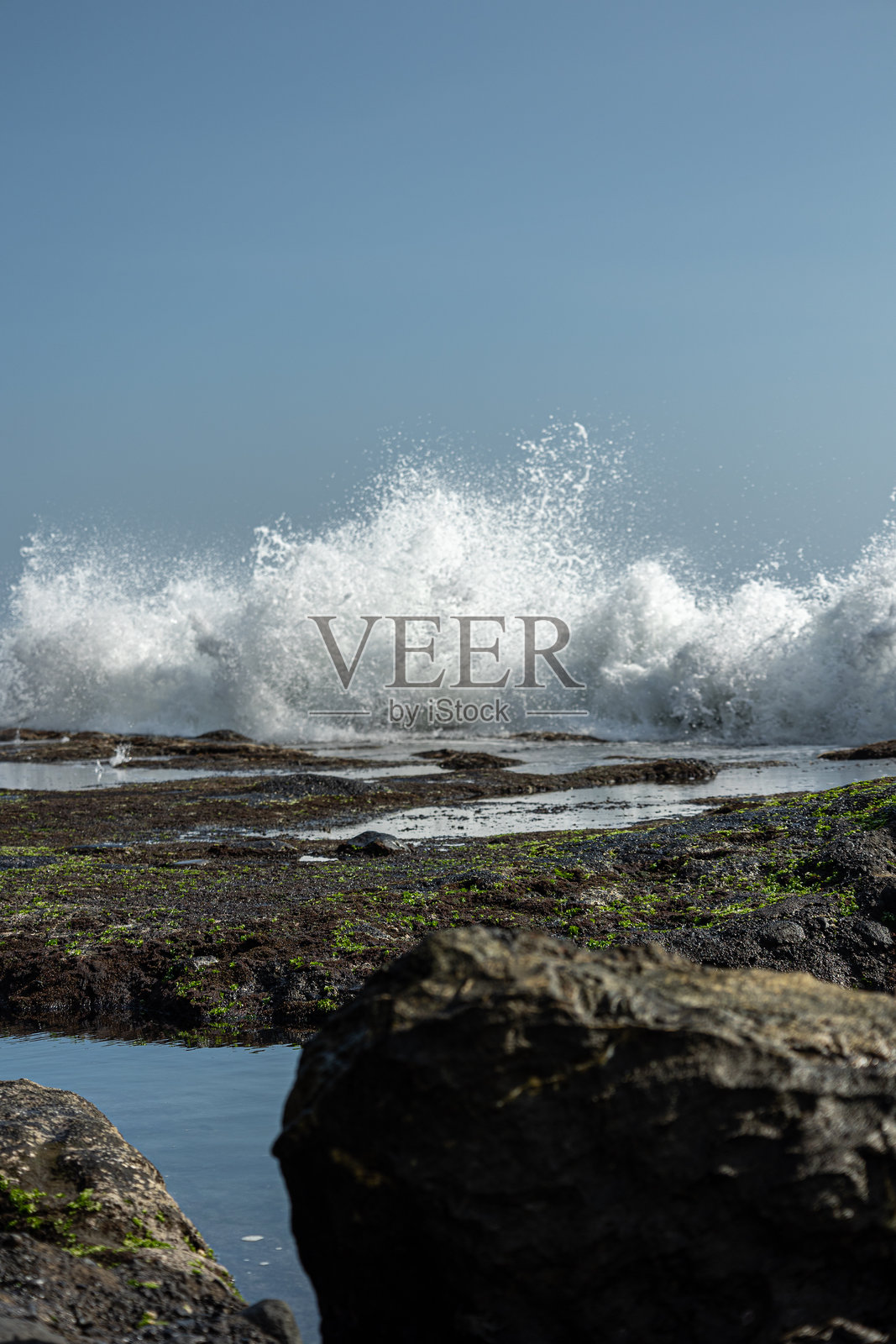 印度尼西亚巴厘岛的海滩和拍打的印度洋海浪，塔纳洛特寺。照片摄影图片