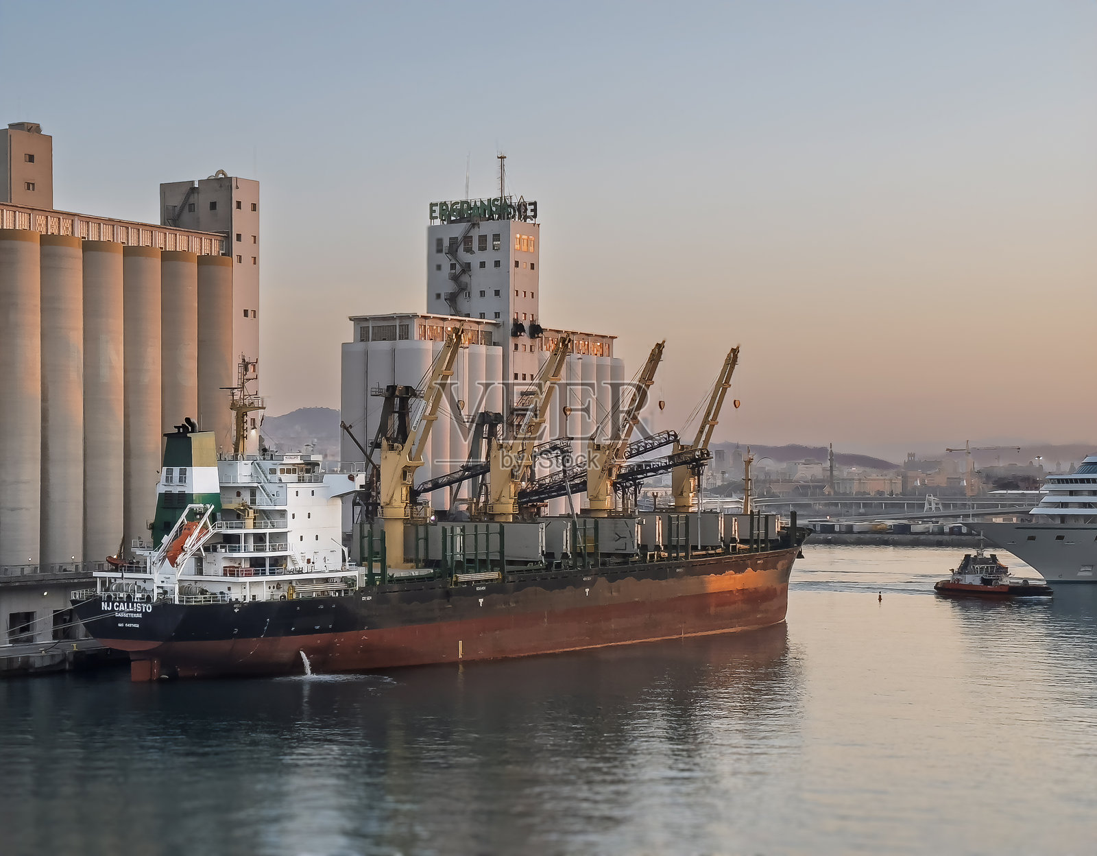 巴塞罗那港口的港口仓库筒仓。照片摄影图片