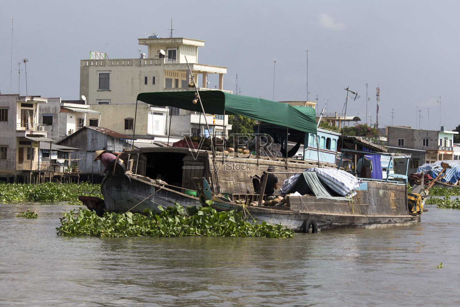 新鲜农产品商贩在船与船之间销售照片摄影图片