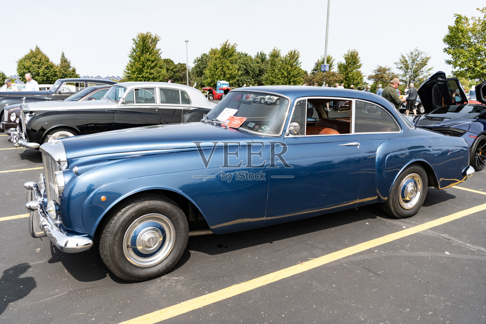 宾利S2大陆复古车，侧面视角。照片摄影图片