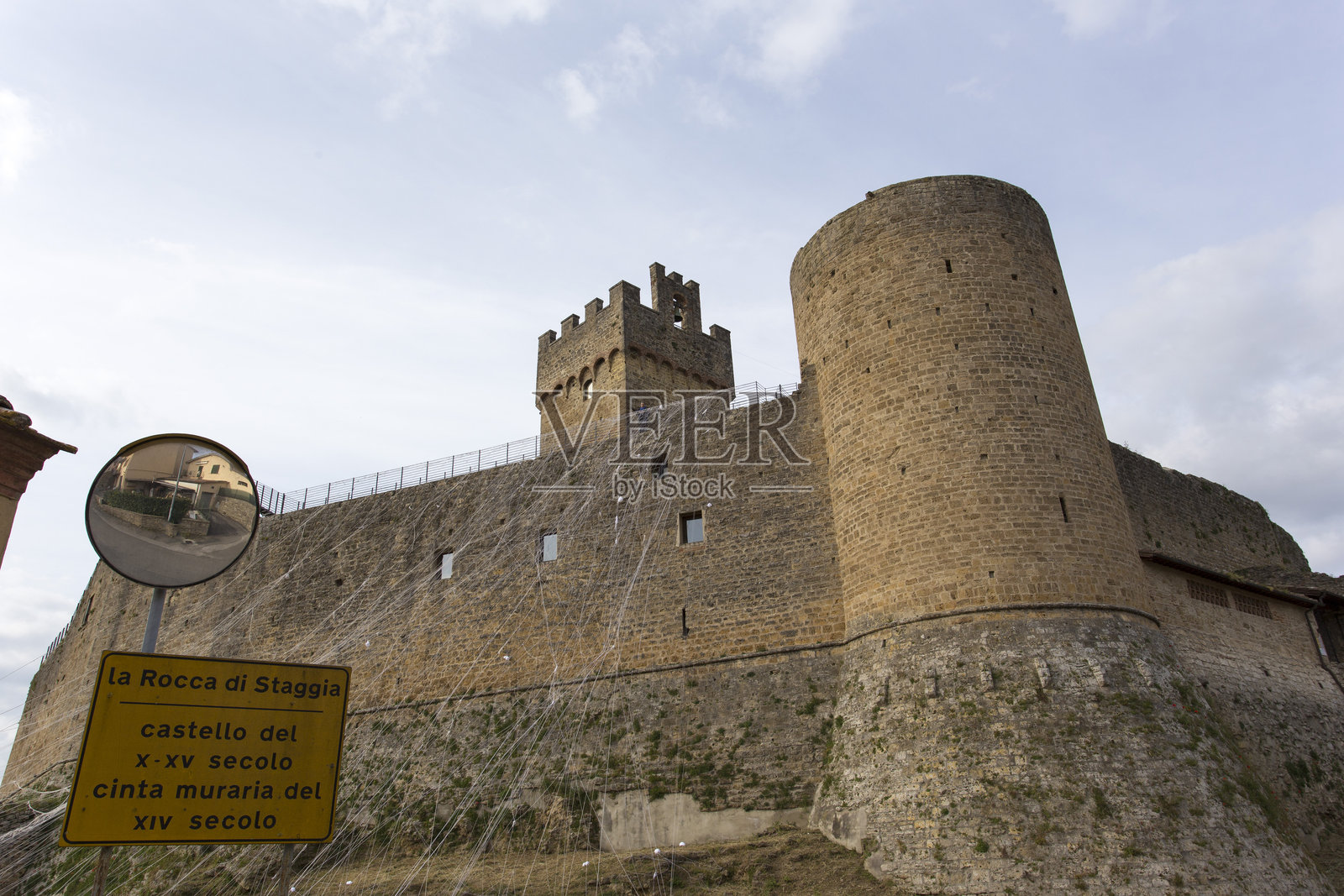 托斯卡纳著名城堡，位于中世纪道路“法兰西之路”旁照片摄影图片