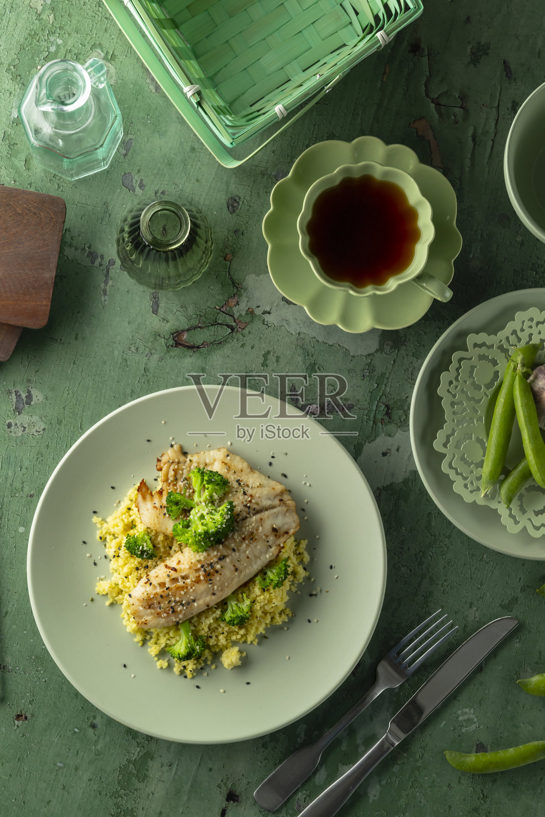 美味的烤鱼片配西兰花和库斯库斯，享受健康的餐点照片摄影图片