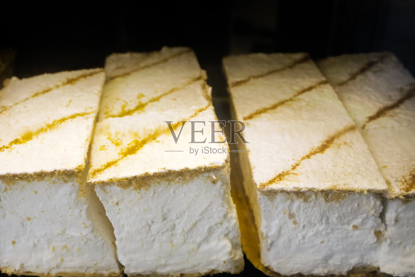 面包店橱窗。阿尔卡拉·德·埃纳雷斯的千层蛋糕。照片摄影图片