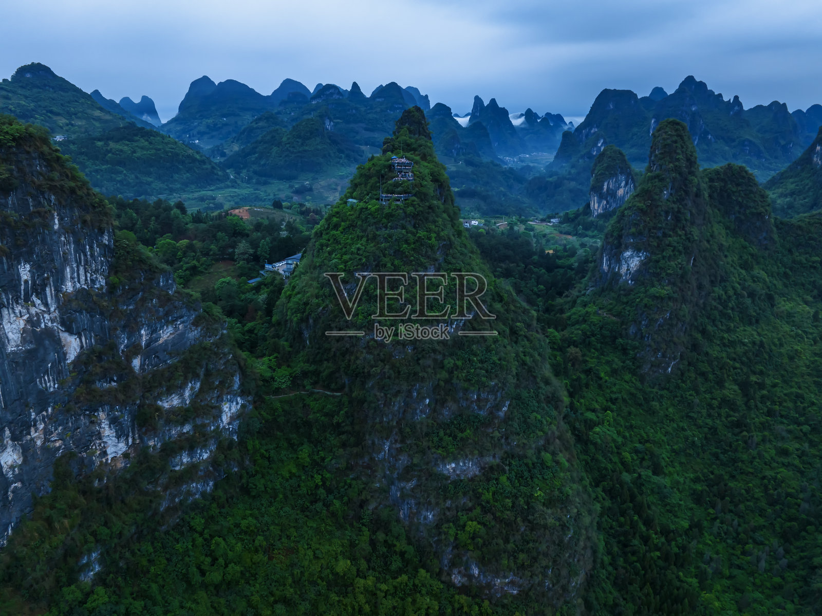 桂林广西阳朔相公山风景区的兴坪古镇航拍照片。照片摄影图片