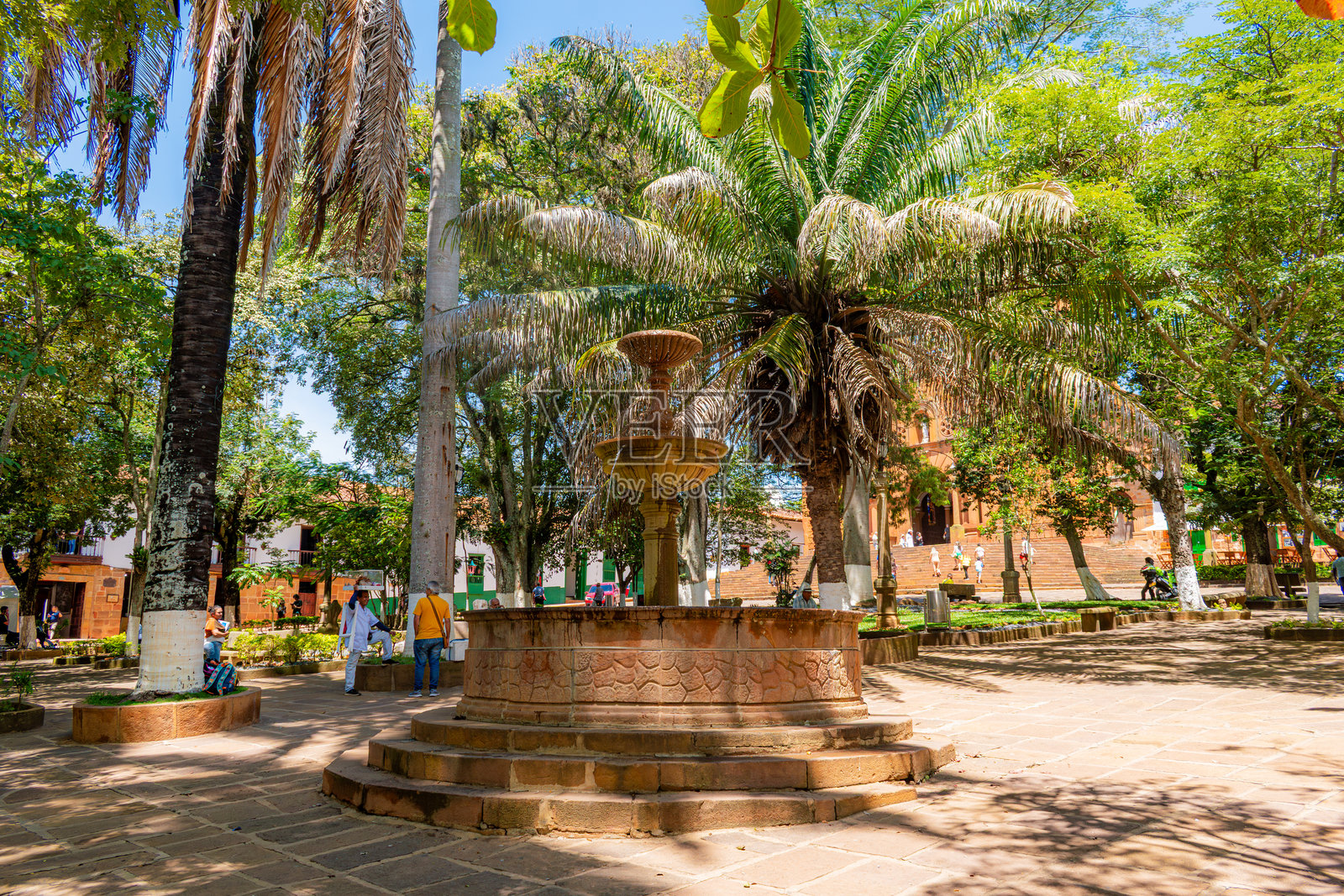 巴里查拉主公园的全景，游客和摊贩在其中照片摄影图片