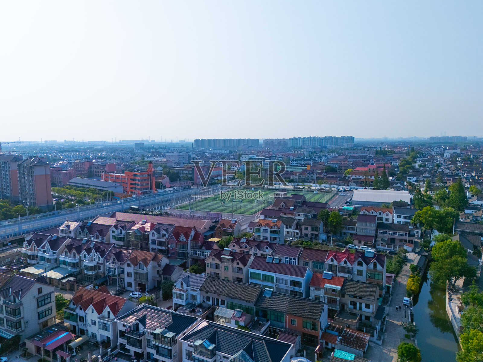 阳光明媚的日子里，上海新场古镇的鸟瞰图。照片摄影图片