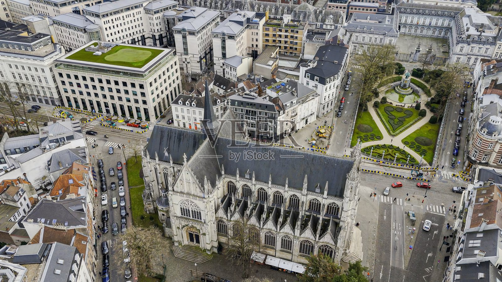 比利时布鲁塞尔萨布隆的胜利圣母教堂鸟瞰图，哥特式建筑，细节精致，历史悠久的欧洲地标，背景中有城市建筑和街道，旅行与遗产概念照片摄影图片