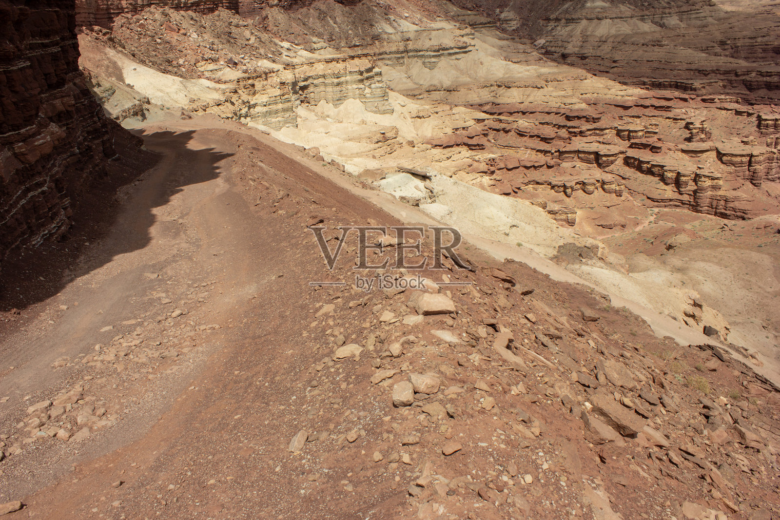 在白天沿着峡谷中的蜿蜒土路探索崎岖地形照片摄影图片