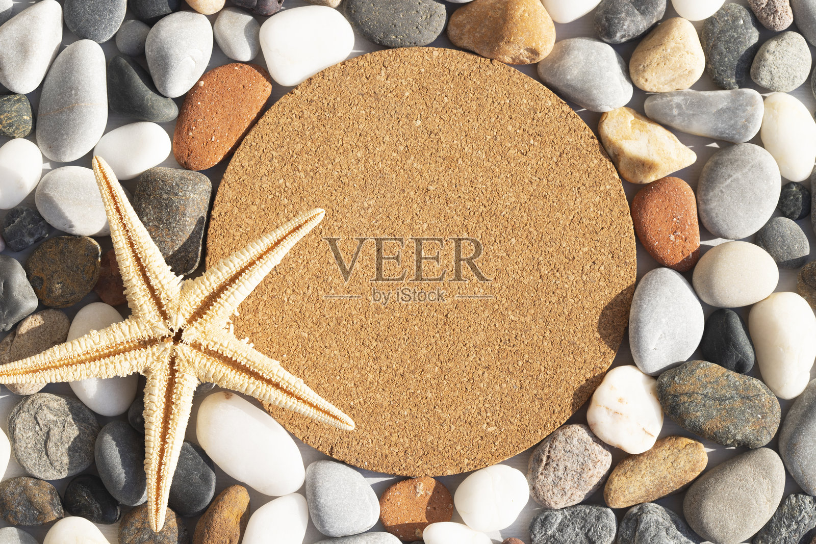 石头背景与软木塞和海星照片摄影图片